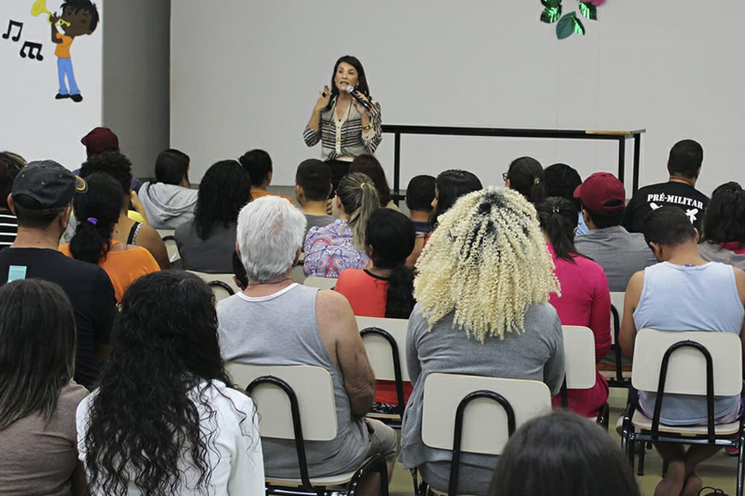 Valria Bolsonaro (ao microfone)<a style='float:right;color:#ccc' href='https://www3.al.sp.gov.br/repositorio/noticia/N-12-2019/fg245740.jpg' target=_blank><i class='bi bi-zoom-in'></i> Clique para ver a imagem </a>