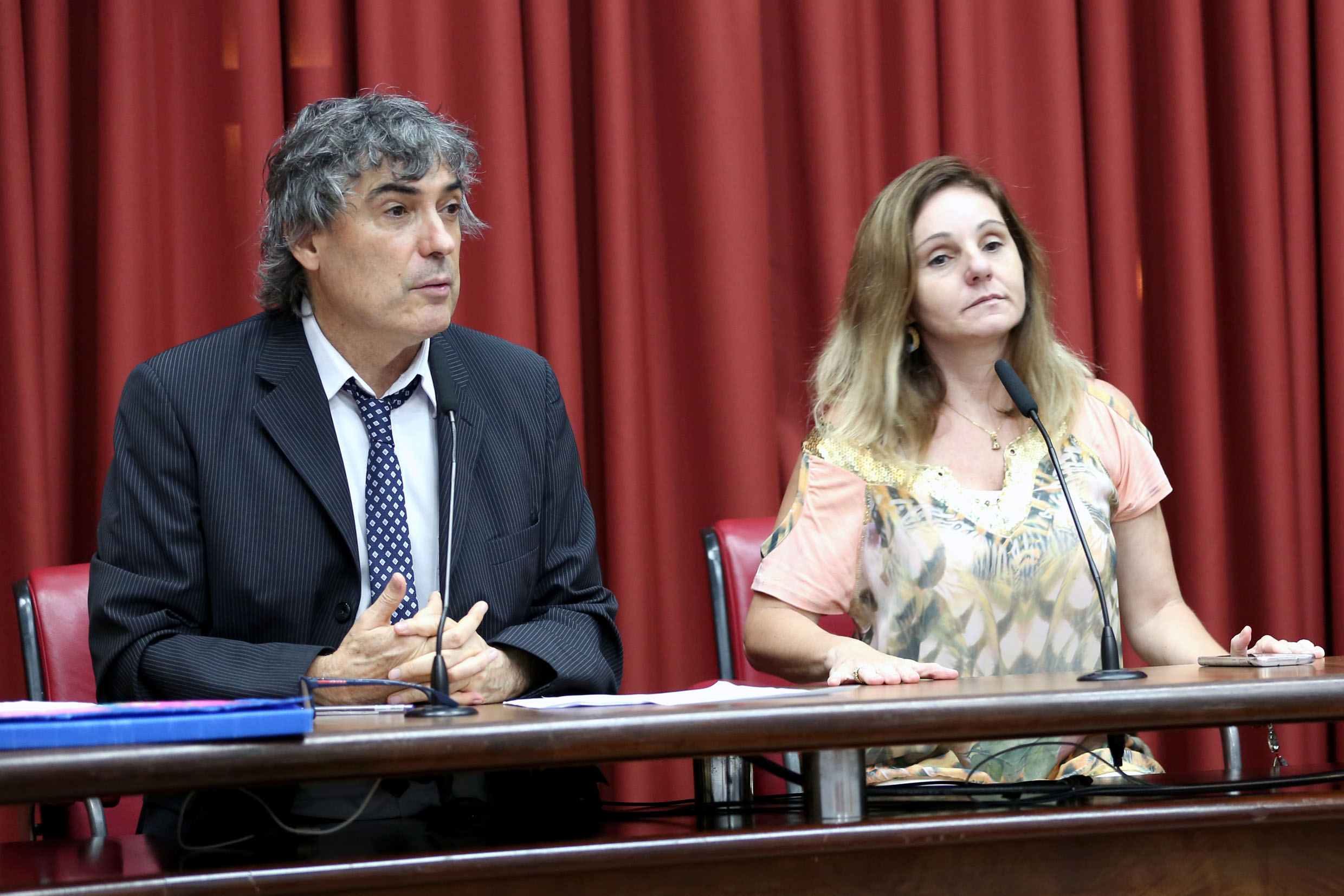Carlos Gianazzi e  Claudia Pompeo<a style='float:right' href='https://www3.al.sp.gov.br/repositorio/noticia/N-12-2019/fg245957.jpg' target=_blank><img src='/_img/material-file-download-white.png' width='14px' alt='Clique para baixar a imagem'></a>