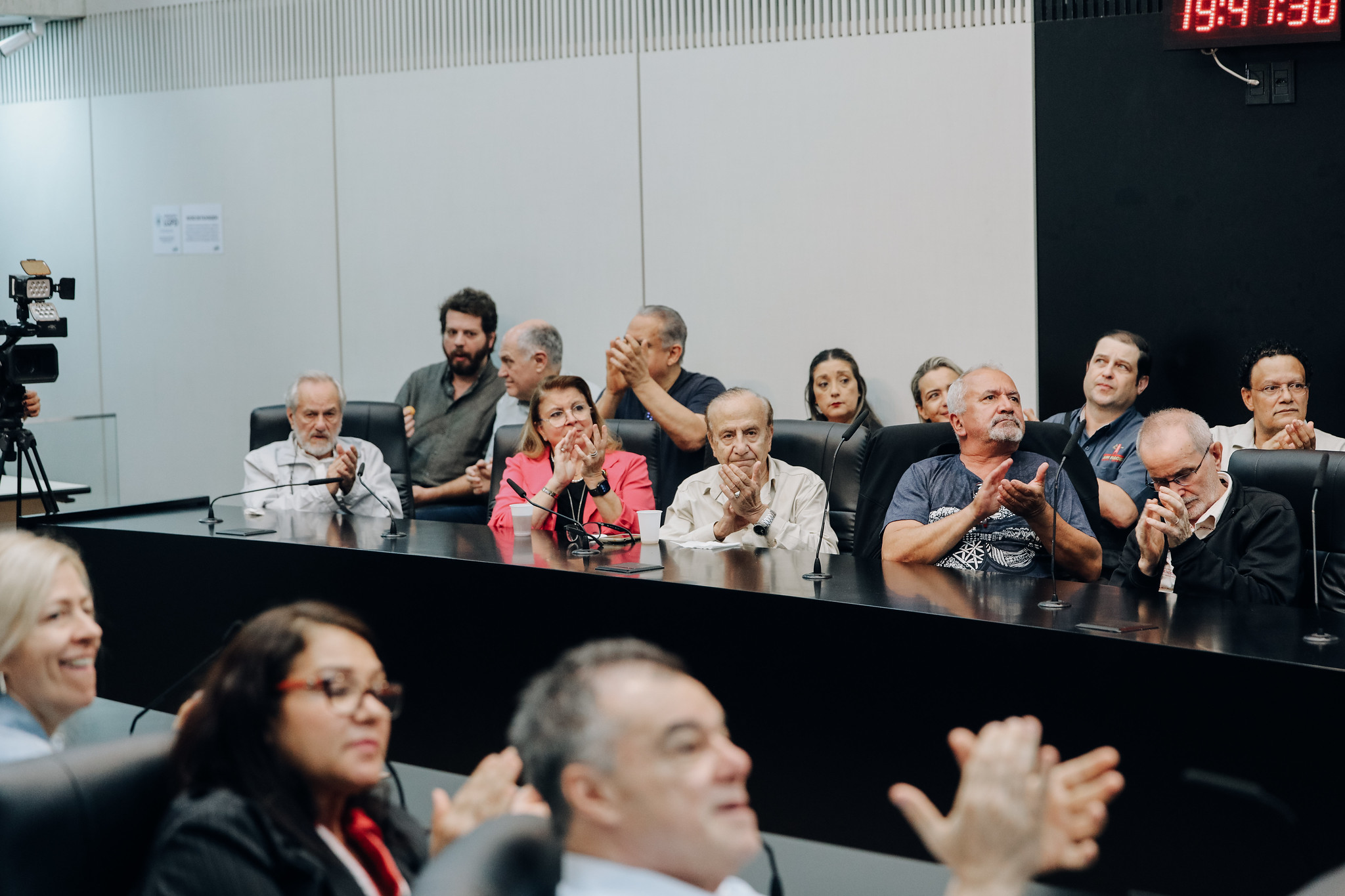 Representantes dos feirantes estiveram presentes<a style='float:right;color:#ccc' href='https://www3.al.sp.gov.br/repositorio/noticia/N-12-2024/fg339103.jpg' target=_blank><i class='bi bi-zoom-in'></i> Clique para ver a imagem </a>