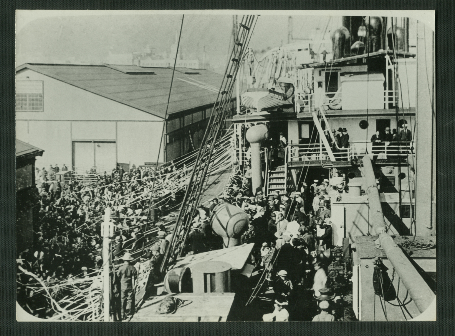 Partida de imigrantes japoneses de Kobe p/ Brasil<a style='float:right;color:#ccc' href='https://www3.al.sp.gov.br/repositorio/noticia/N-12-2024/fg339348.jpg' target=_blank><i class='bi bi-zoom-in'></i> Clique para ver a imagem </a>