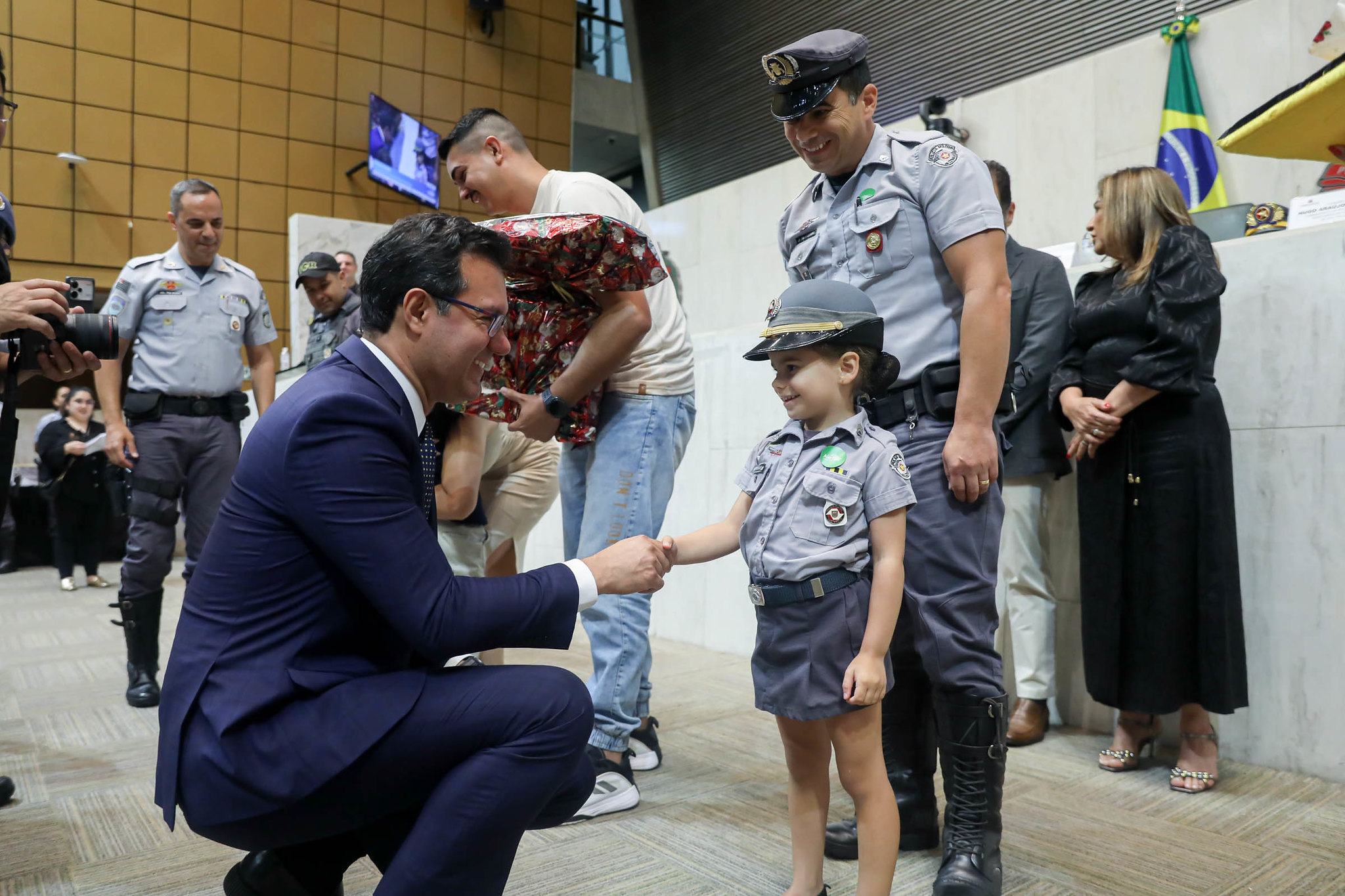 Alex Madureira com uma das crian�as premiadas<a style='float:right;color:#ccc' href='https://www3.al.sp.gov.br/repositorio/noticia/N-12-2025/fg357772.jpg' target=_blank><i class='bi bi-zoom-in'></i> Clique para ver a imagem </a>