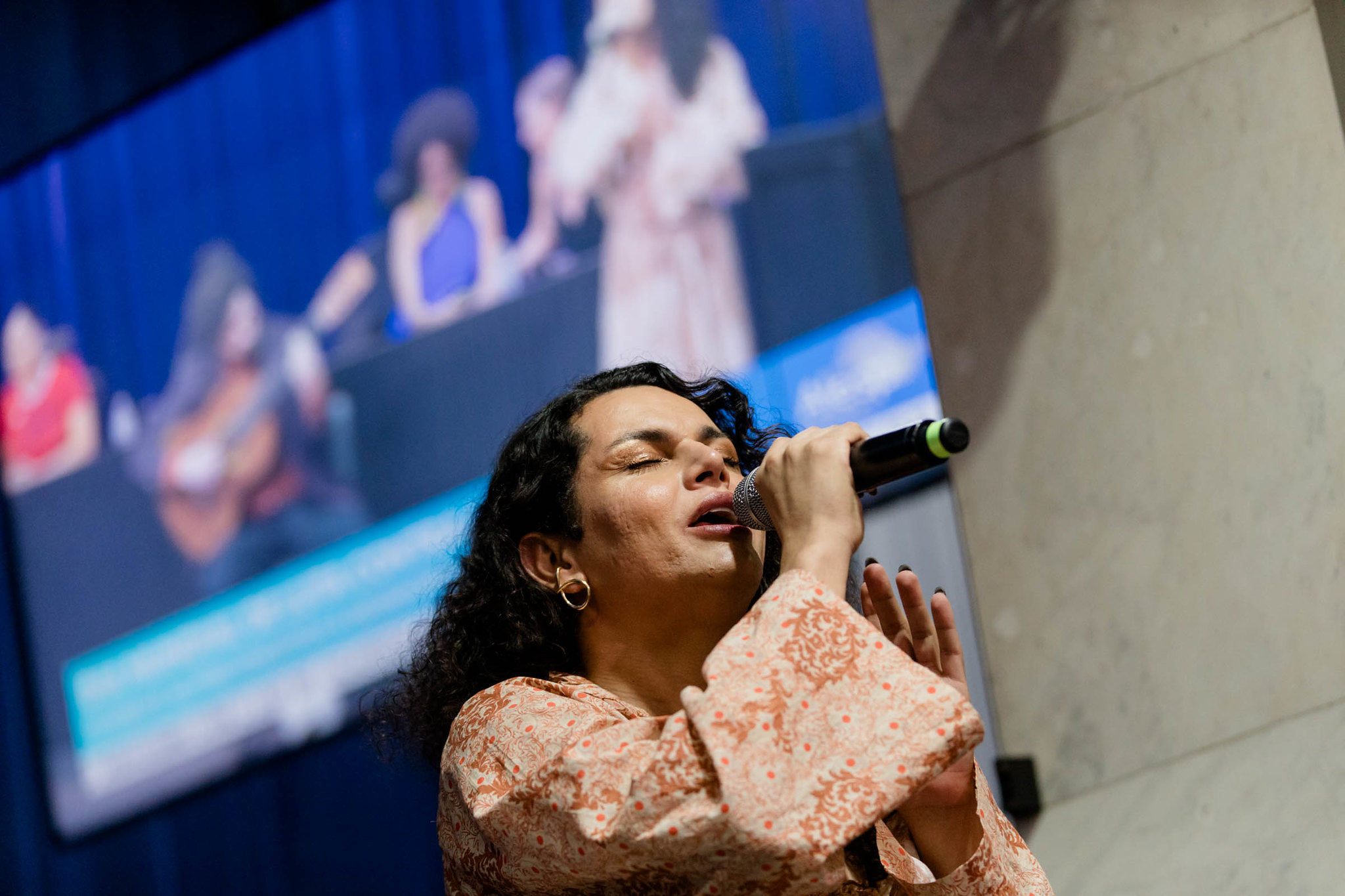 Cantora Assucena<a style='float:right;color:#ccc' href='https://www3.al.sp.gov.br/repositorio/noticia/N-12-2025/fg357809.jpg' target=_blank><i class='bi bi-zoom-in'></i> Clique para ver a imagem </a>