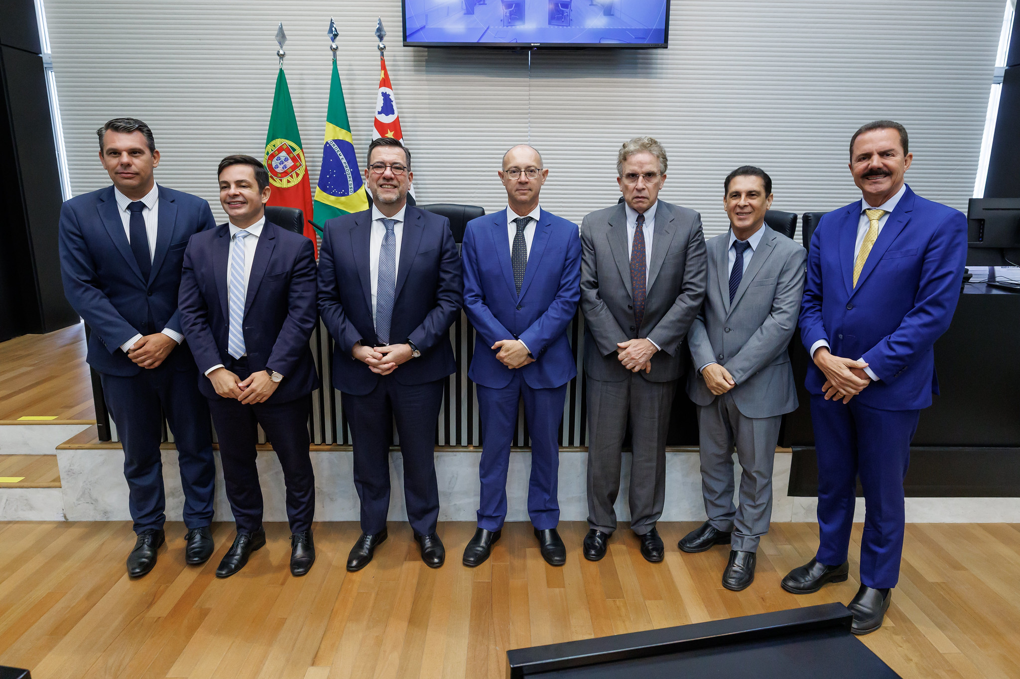 Parlamentares recepcionam c�nsul-geral<a style='float:right;color:#ccc' href='https://www3.al.sp.gov.br/repositorio/noticia/N-12-2025/fg357881.jpg' target=_blank><i class='bi bi-zoom-in'></i> Clique para ver a imagem </a>