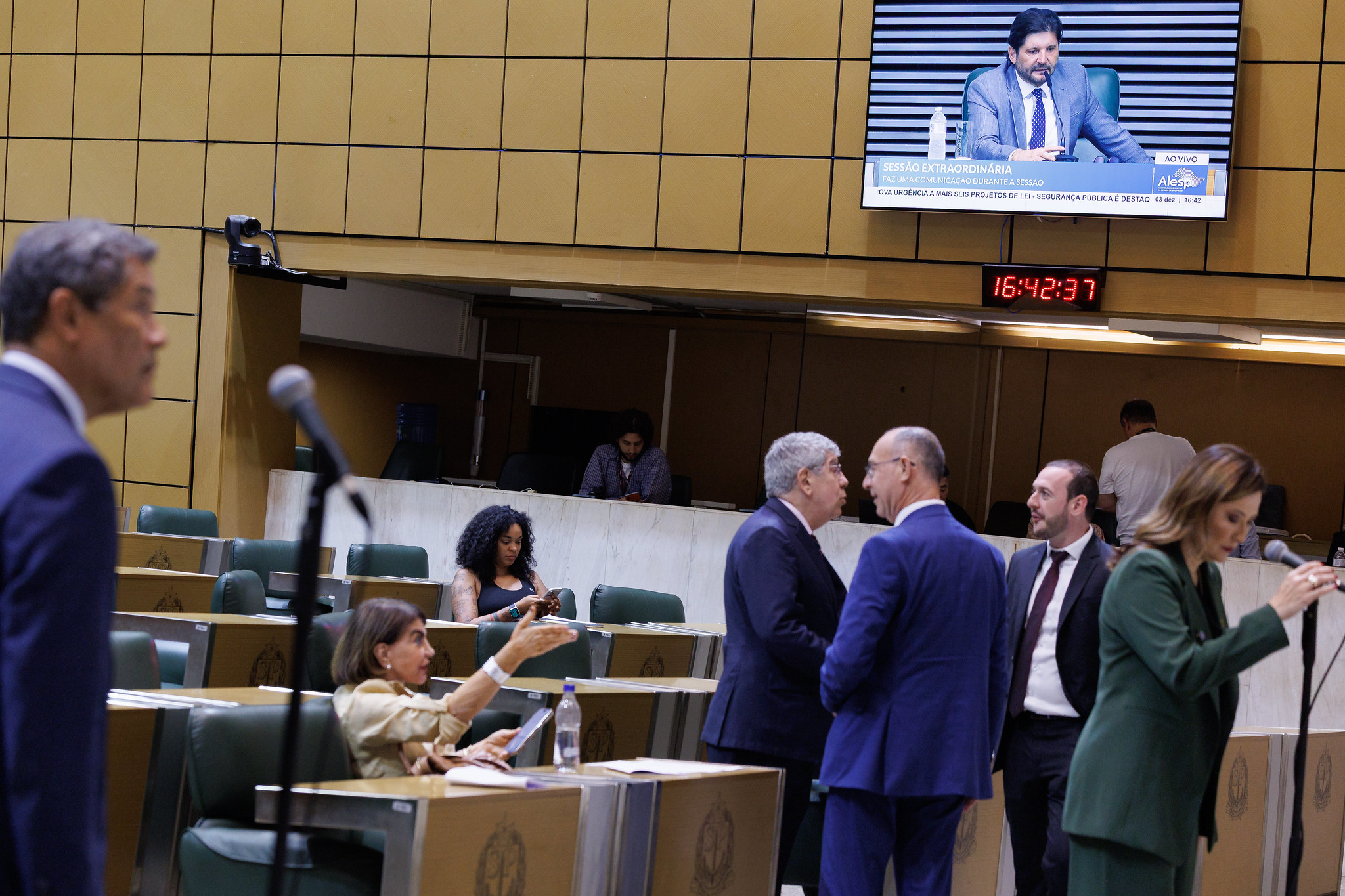 Deputados aprovam FDA e f�rias de servidores civis<a style='float:right;color:#ccc' href='https://www3.al.sp.gov.br/repositorio/noticia/N-12-2025/fg357913.jpg' target=_blank><i class='bi bi-zoom-in'></i> Clique para ver a imagem </a>