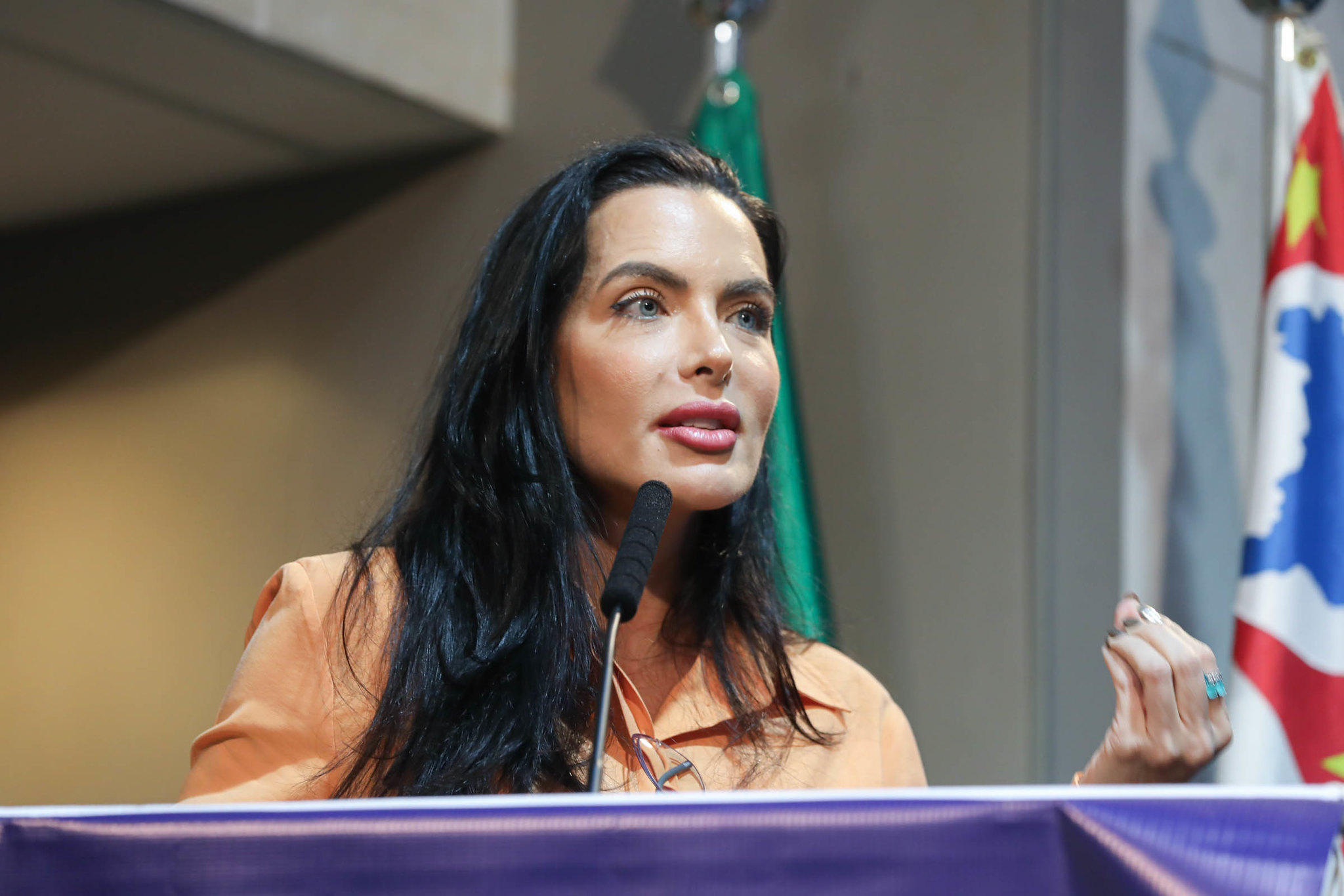 Carla: uma pessoa mil vezes melhor<a style='float:right;color:#ccc' href='https://www3.al.sp.gov.br/repositorio/noticia/N-12-2025/fg357924.jpg' target=_blank><i class='bi bi-zoom-in'></i> Clique para ver a imagem </a>