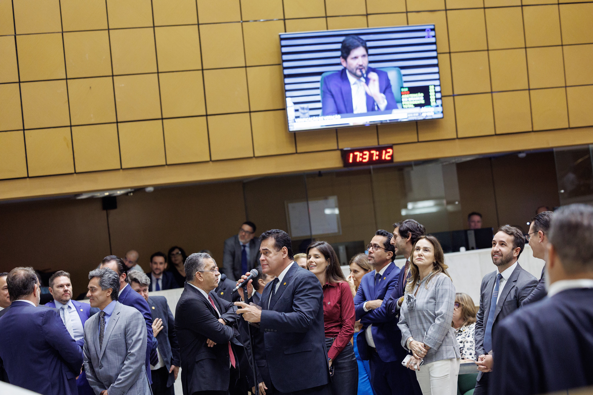 Parlamentares durante aprova��o da lei<a style='float:right;color:#ccc' href='https://www3.al.sp.gov.br/repositorio/noticia/N-12-2025/fg357962.jpg' target=_blank><i class='bi bi-zoom-in'></i> Clique para ver a imagem </a>