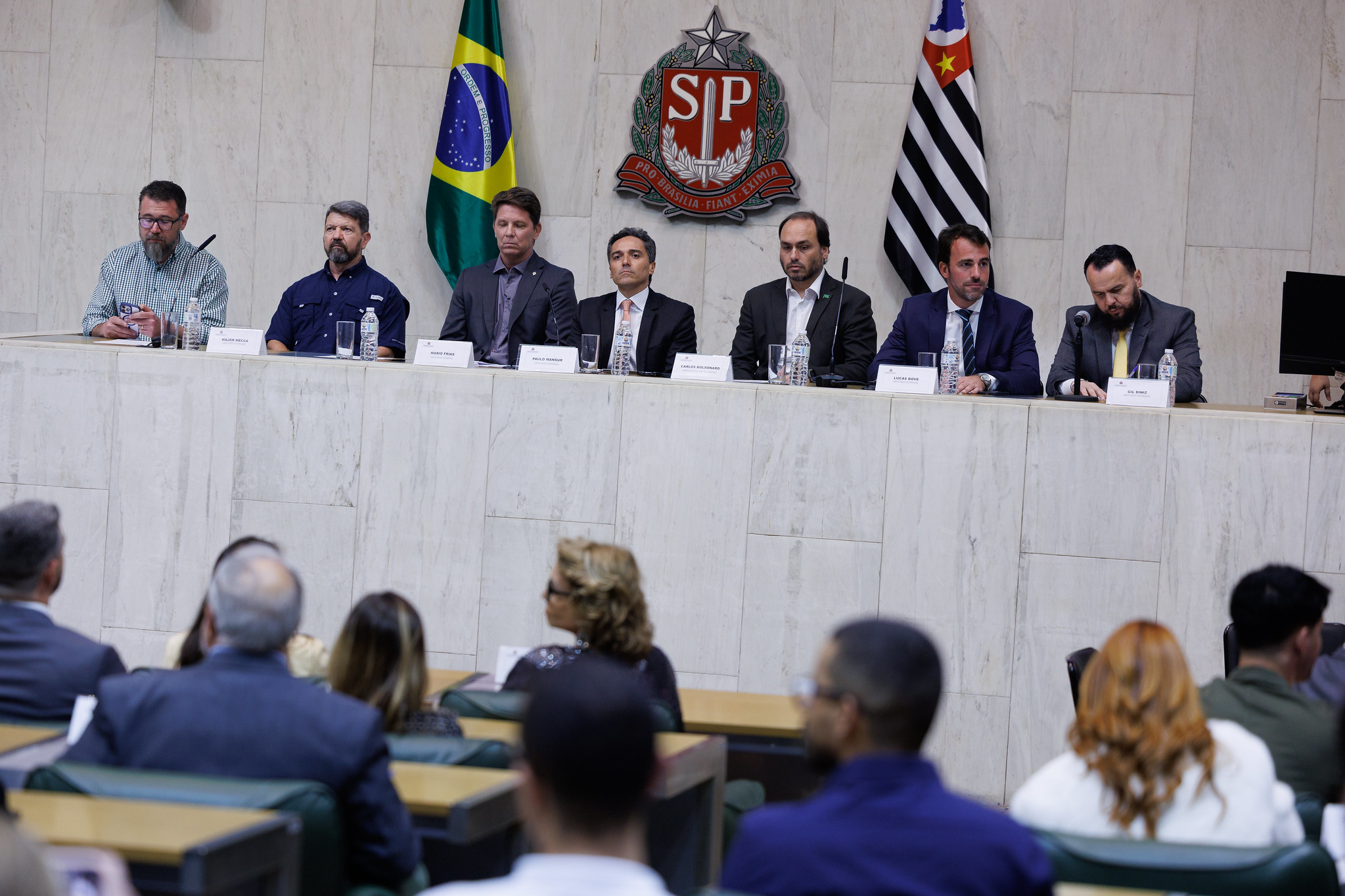 Carlos Bolsonaro e M�rio Frias recebem homenagens<a style='float:right;color:#ccc' href='https://www3.al.sp.gov.br/repositorio/noticia/N-12-2025/fg358126.jpg' target=_blank><i class='bi bi-zoom-in'></i> Clique para ver a imagem </a>
