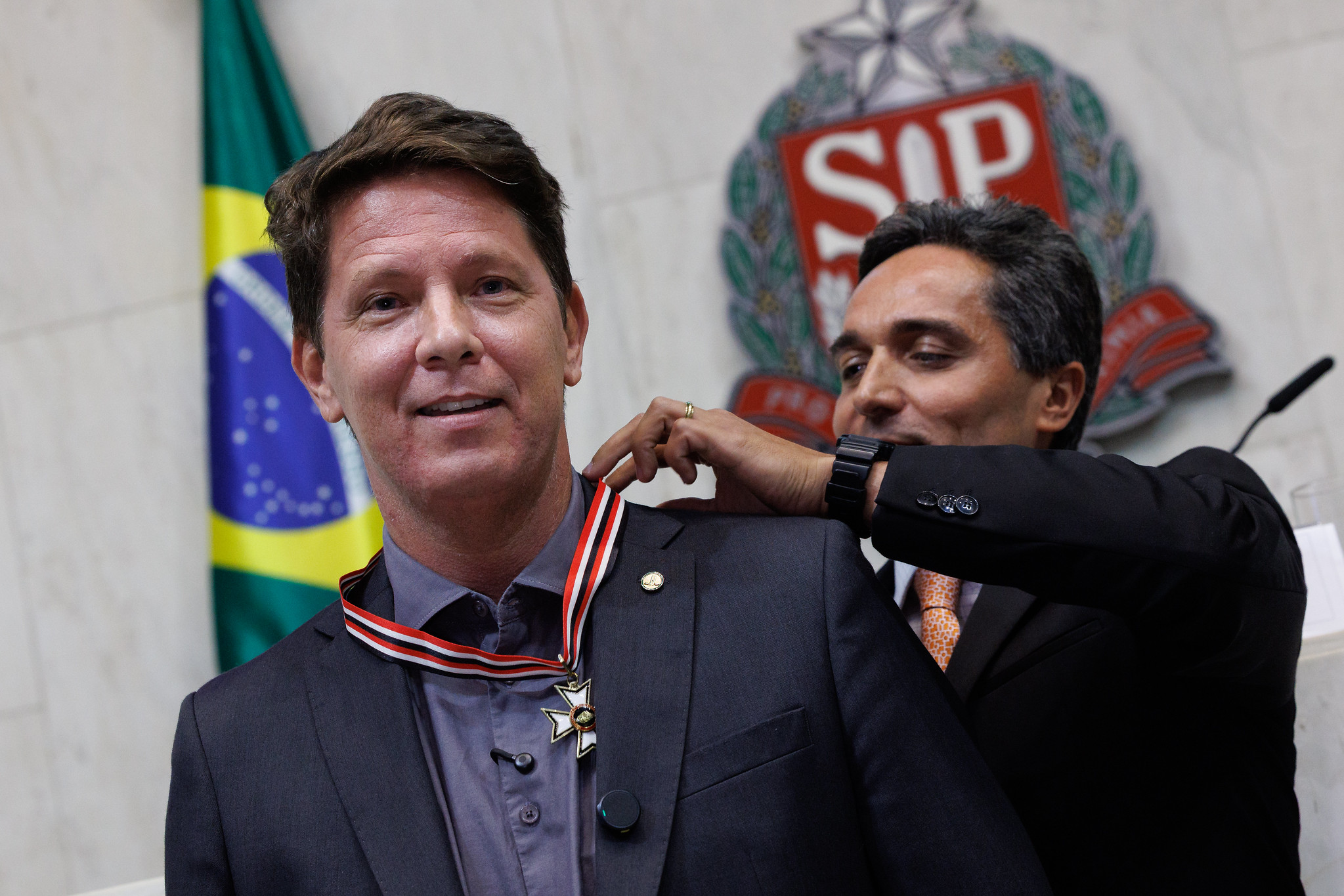 M�rio Frias � condecorado na Casa<a style='float:right;color:#ccc' href='https://www3.al.sp.gov.br/repositorio/noticia/N-12-2025/fg358160.jpg' target=_blank><i class='bi bi-zoom-in'></i> Clique para ver a imagem </a>