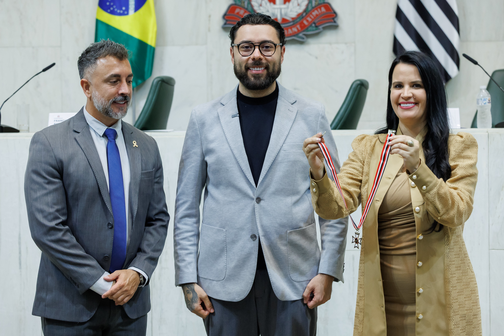 Francisco recebe o Colar de Honra ao M�rito<a style='float:right;color:#ccc' href='https://www3.al.sp.gov.br/repositorio/noticia/N-12-2025/fg358219.jpg' target=_blank><i class='bi bi-zoom-in'></i> Clique para ver a imagem </a>
