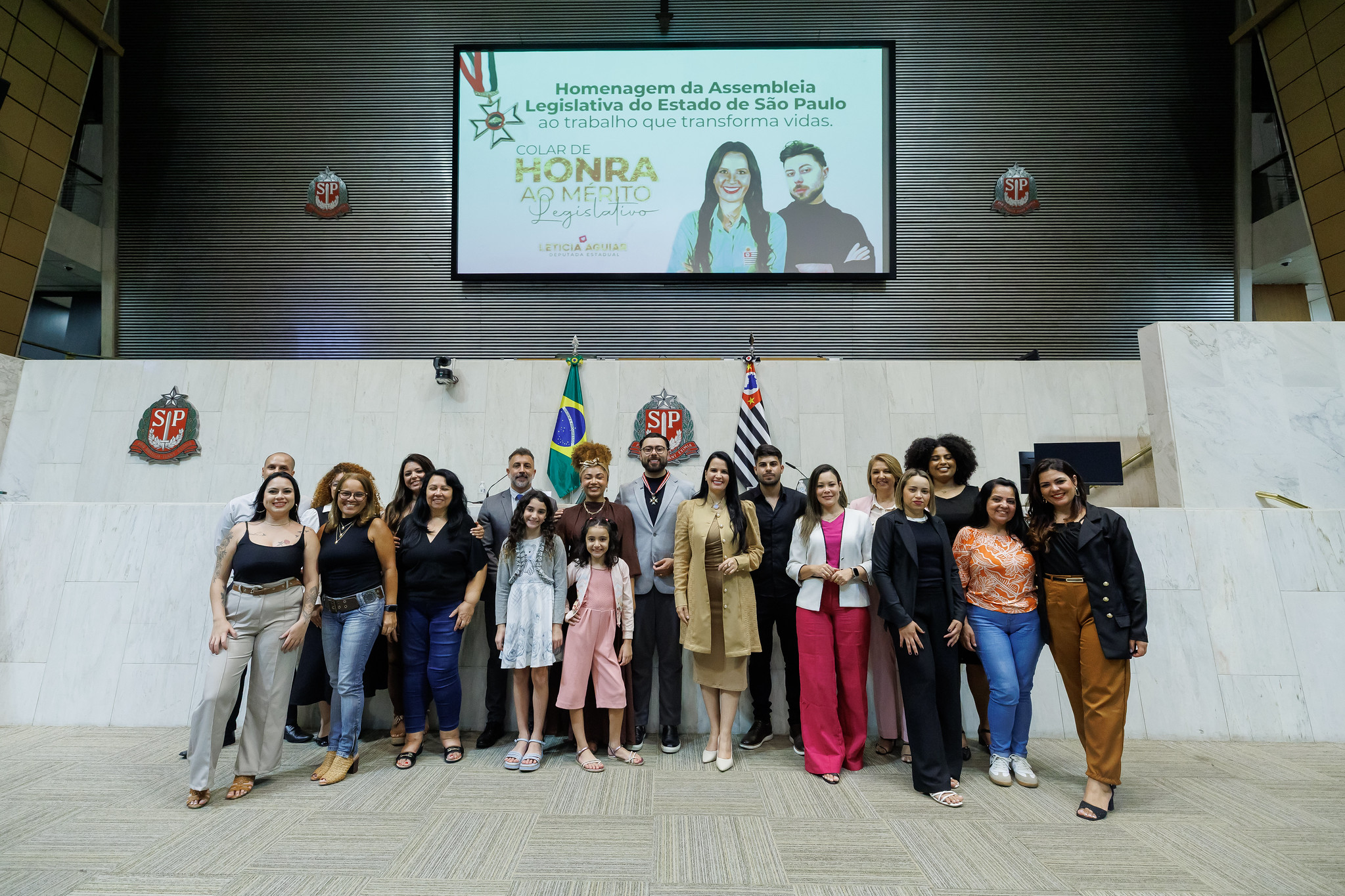 Solene homenageia barbeiro de S�o Jos� dos Campos<a style='float:right;color:#ccc' href='https://www3.al.sp.gov.br/repositorio/noticia/N-12-2025/fg358239.jpg' target=_blank><i class='bi bi-zoom-in'></i> Clique para ver a imagem </a>