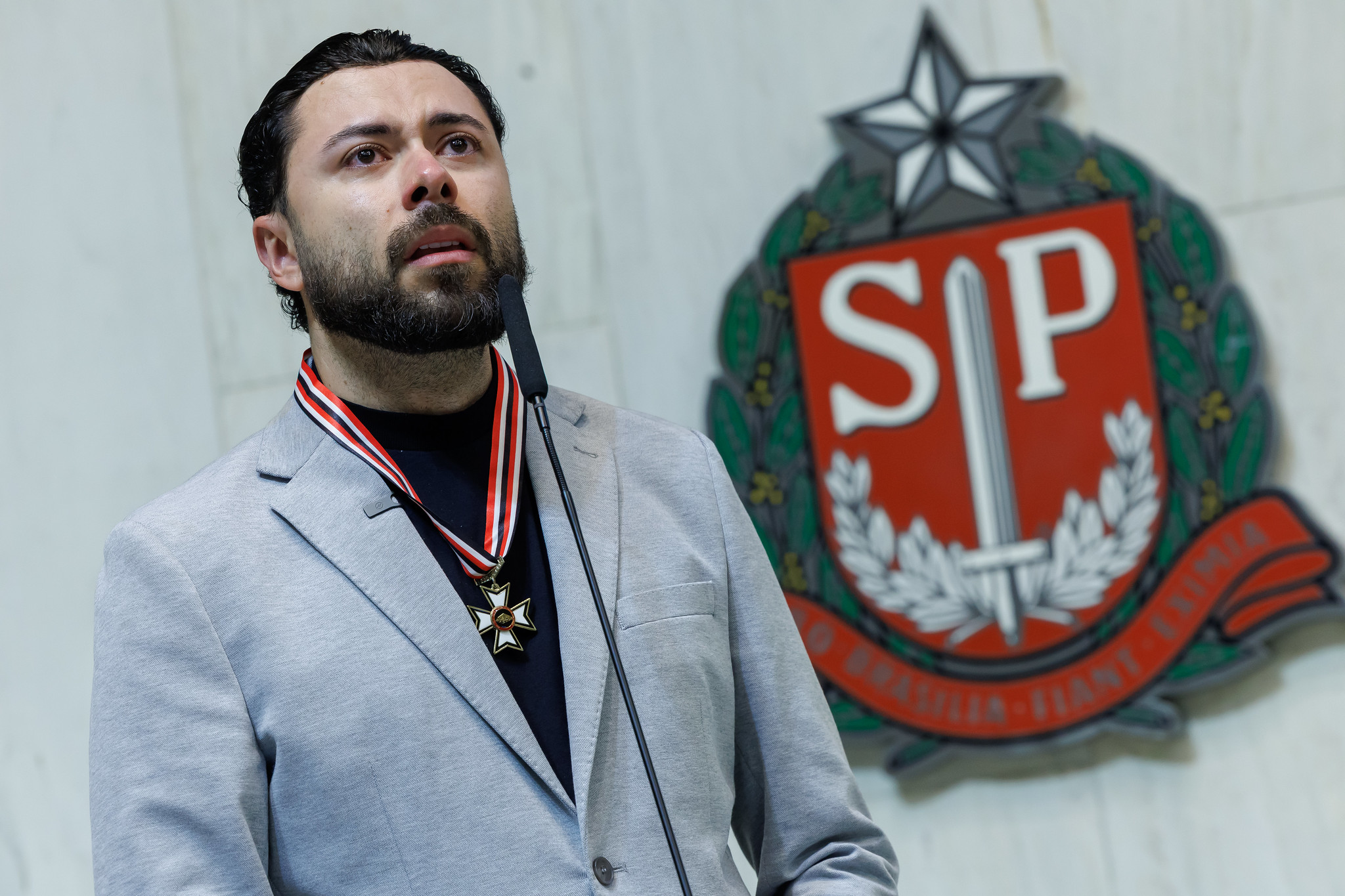 Francisco, emocionado pelo reconhecimento<a style='float:right;color:#ccc' href='https://www3.al.sp.gov.br/repositorio/noticia/N-12-2025/fg358240.jpg' target=_blank><i class='bi bi-zoom-in'></i> Clique para ver a imagem </a>