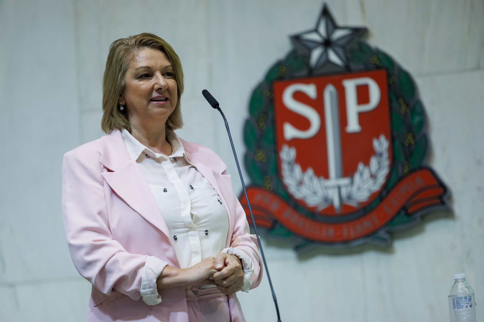  M�rcia Delgado � membro da equipe do condecorado<a style='float:right;color:#ccc' href='https://www3.al.sp.gov.br/repositorio/noticia/N-12-2025/fg358242.jpg' target=_blank><i class='bi bi-zoom-in'></i> Clique para ver a imagem </a>