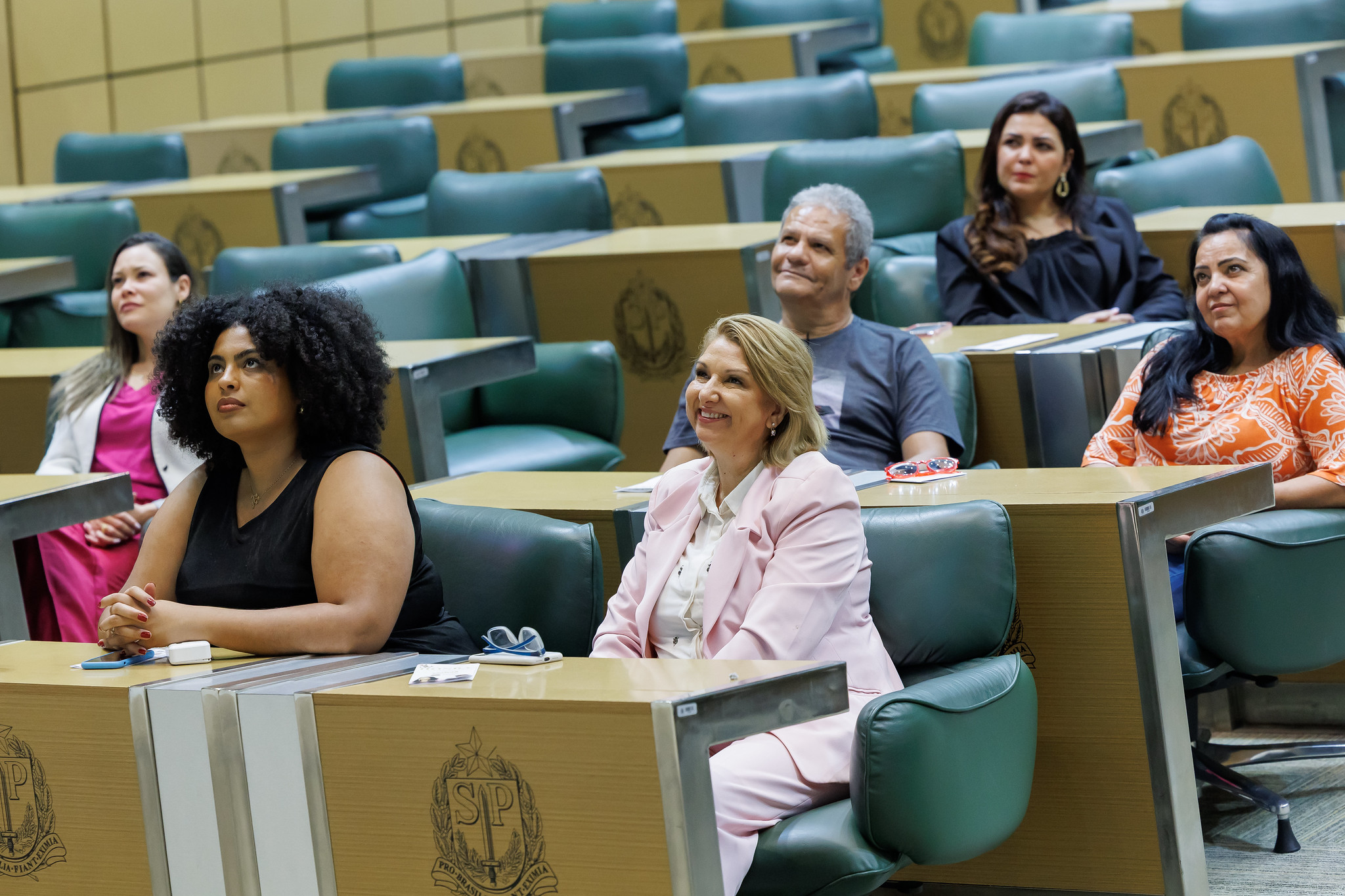 P�blico acompanha a entrega do Colar<a style='float:right;color:#ccc' href='https://www3.al.sp.gov.br/repositorio/noticia/N-12-2025/fg358244.jpg' target=_blank><i class='bi bi-zoom-in'></i> Clique para ver a imagem </a>