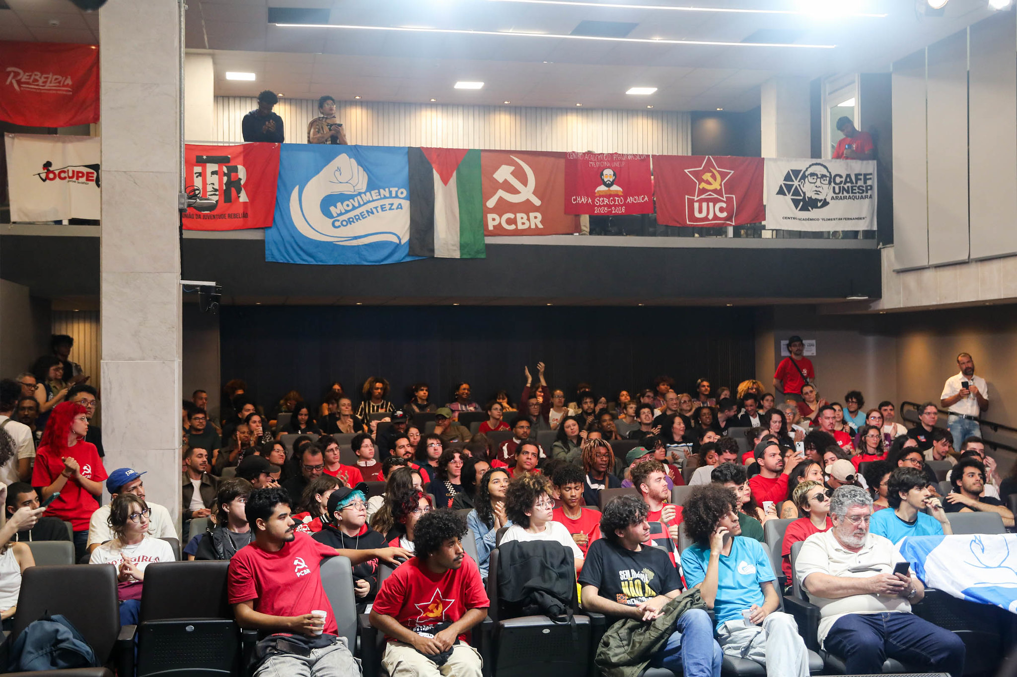 Estudantes em evento sobre custeio universit�rio<a style='float:right;color:#ccc' href='https://www3.al.sp.gov.br/repositorio/noticia/N-12-2025/fg358365.jpg' target=_blank><i class='bi bi-zoom-in'></i> Clique para ver a imagem </a>