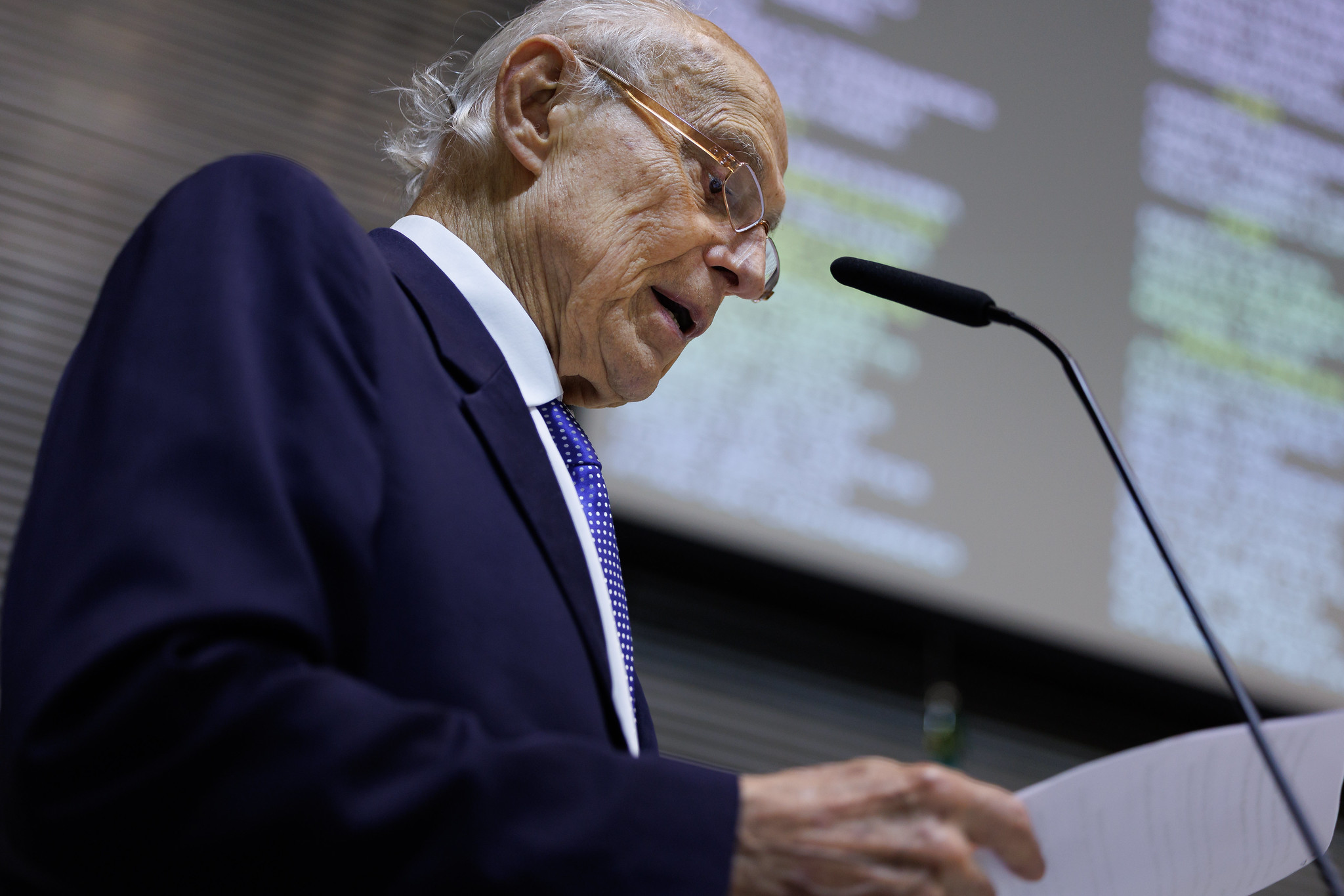 Eduardo Suplicy: fim da escala 6x1<a style='float:right;color:#ccc' href='https://www3.al.sp.gov.br/repositorio/noticia/N-12-2025/fg358445.jpg' target=_blank><i class='bi bi-zoom-in'></i> Clique para ver a imagem </a>