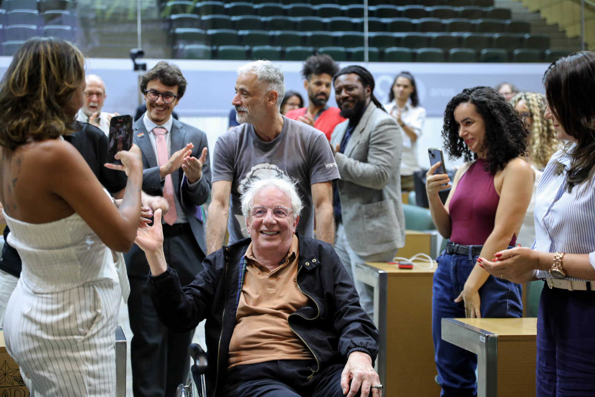 Nanini � reverenciado por amigos e f�s<a style='float:right;color:#ccc' href='https://www3.al.sp.gov.br/repositorio/noticia/N-12-2025/fg358502.jpg' target=_blank><i class='bi bi-zoom-in'></i> Clique para ver a imagem </a>