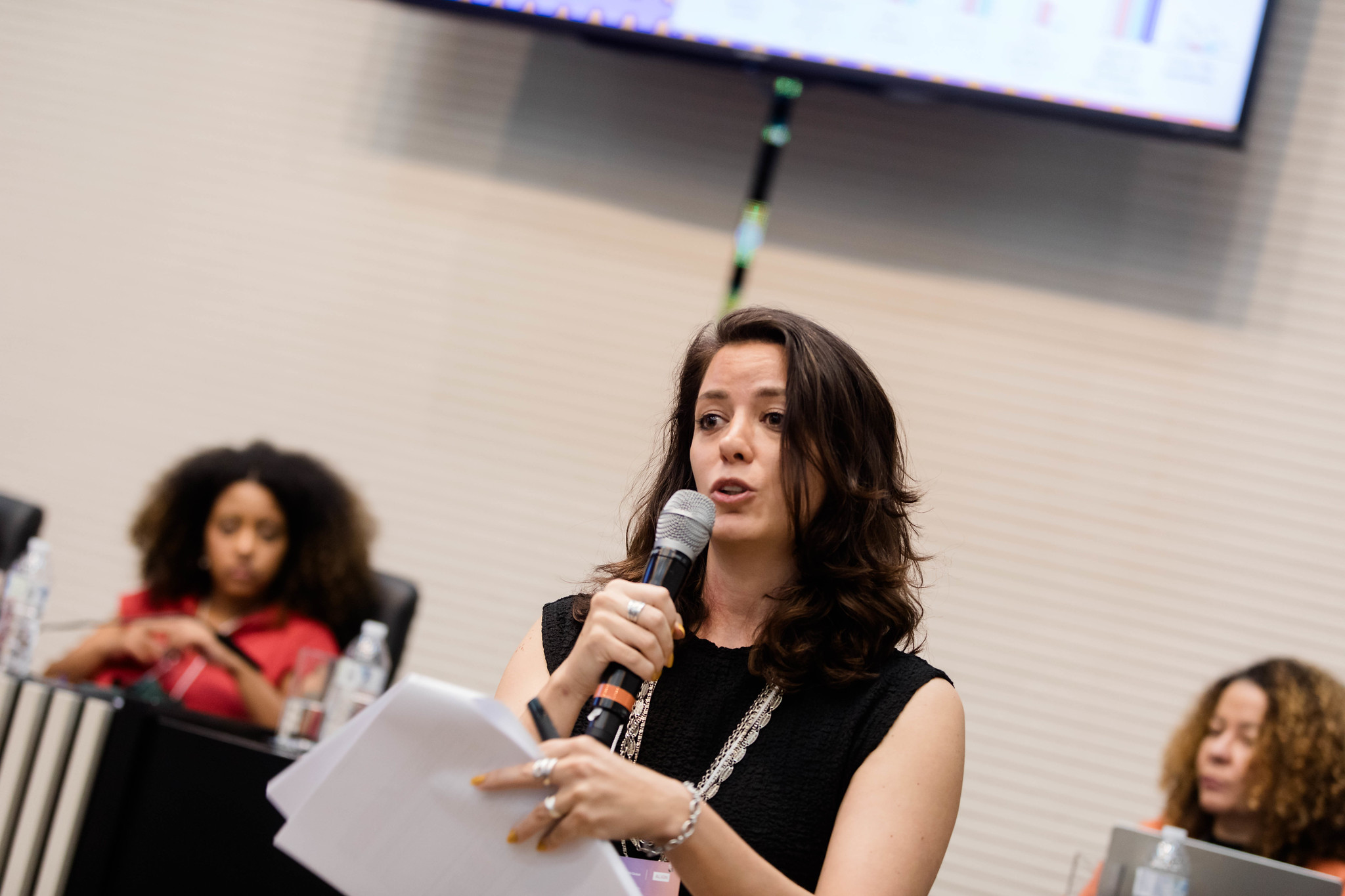 Julie Ricard: mulheres se sentem sozinhas frente a ataques<a style='float:right;color:#ccc' href='https://www3.al.sp.gov.br/repositorio/noticia/N-12-2025/fg358592.jpg' target=_blank><i class='bi bi-zoom-in'></i> Clique para ver a imagem </a>