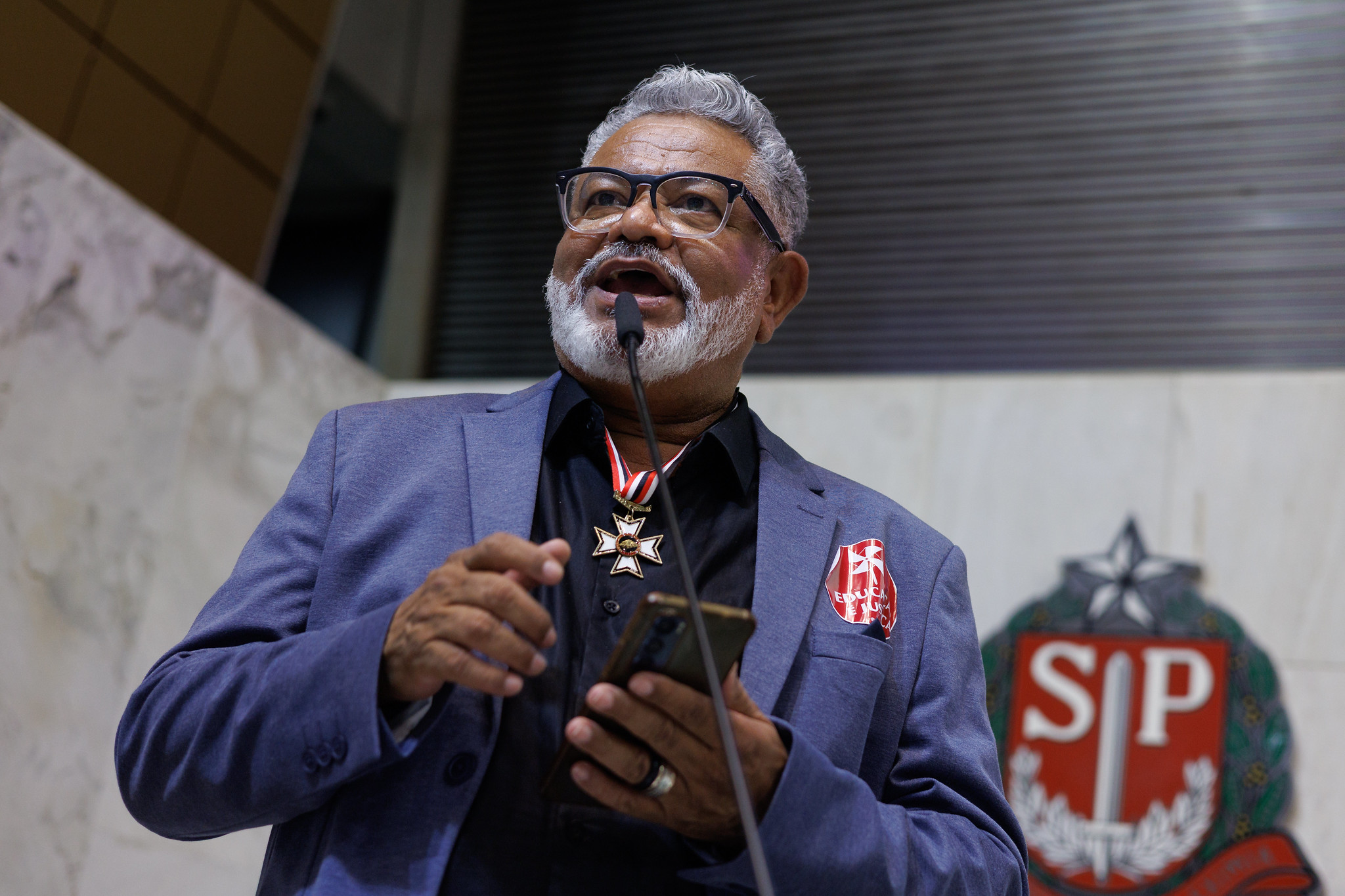 Djalma Costa do Cedeca Interlagos recebe Colar<a style='float:right;color:#ccc' href='https://www3.al.sp.gov.br/repositorio/noticia/N-12-2025/fg358603.jpg' target=_blank><i class='bi bi-zoom-in'></i> Clique para ver a imagem </a>