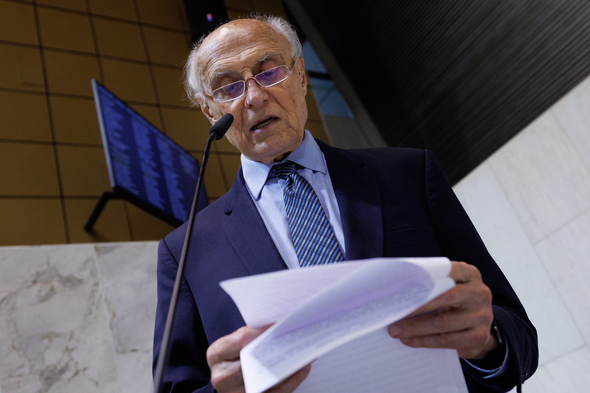 Suplicy: pessoas em situa��o de rua<a style='float:right;color:#ccc' href='https://www3.al.sp.gov.br/repositorio/noticia/N-12-2025/fg358762.jpg' target=_blank><i class='bi bi-zoom-in'></i> Clique para ver a imagem </a>