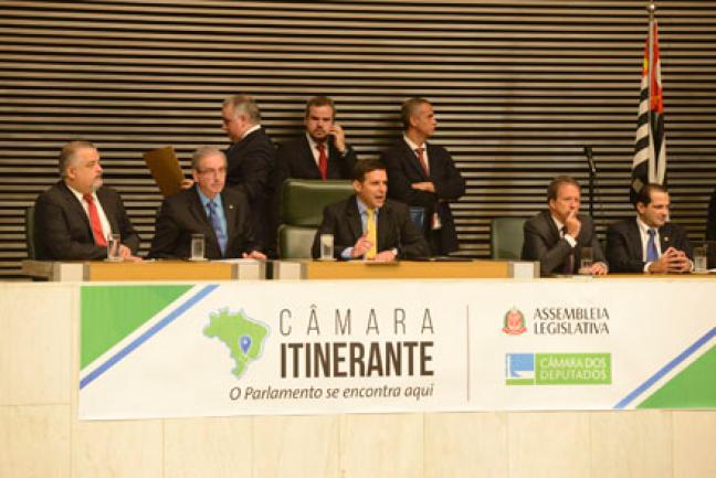 Vice-governador Mrcio Frana, o presidente da Cmara, Eduardo Cunha, o presidente da Assembleia Legislativa, Fernando Capez, o secretrio da Casa Civil , Edson Aparecido e o 2 secretrio da Alesp, Edmir Chedid <a style='float:right;color:#ccc' href='https://www3.al.sp.gov.br/repositorio/noticia/R-03-2015/fg168799.jpg' target=_blank><i class='bi bi-zoom-in'></i> Clique para ver a imagem </a>