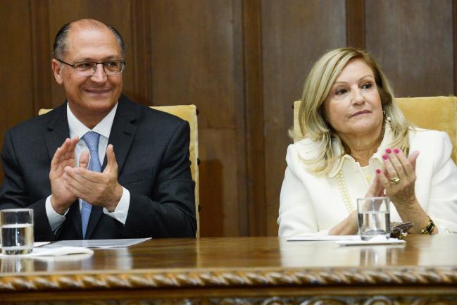 Geraldo Alckmin e Maria Lcia Amary, 1 vice-presidente da Assembleia Legislativa.<a style='float:right;color:#ccc' href='https://www3.al.sp.gov.br/repositorio/noticia/R-07-2015/fg173042.jpg' target=_blank><i class='bi bi-zoom-in'></i> Clique para ver a imagem </a>