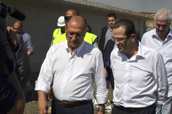 Governador Geraldo Alckmin e o deputado Edmir Chedid durante a vistoria das obras em Campinas.<a style='float:right;color:#ccc' href='https://www3.al.sp.gov.br/repositorio/noticia/R-08-2015/fg173824.jpg' target=_blank><i class='bi bi-zoom-in'></i> Clique para ver a imagem </a>