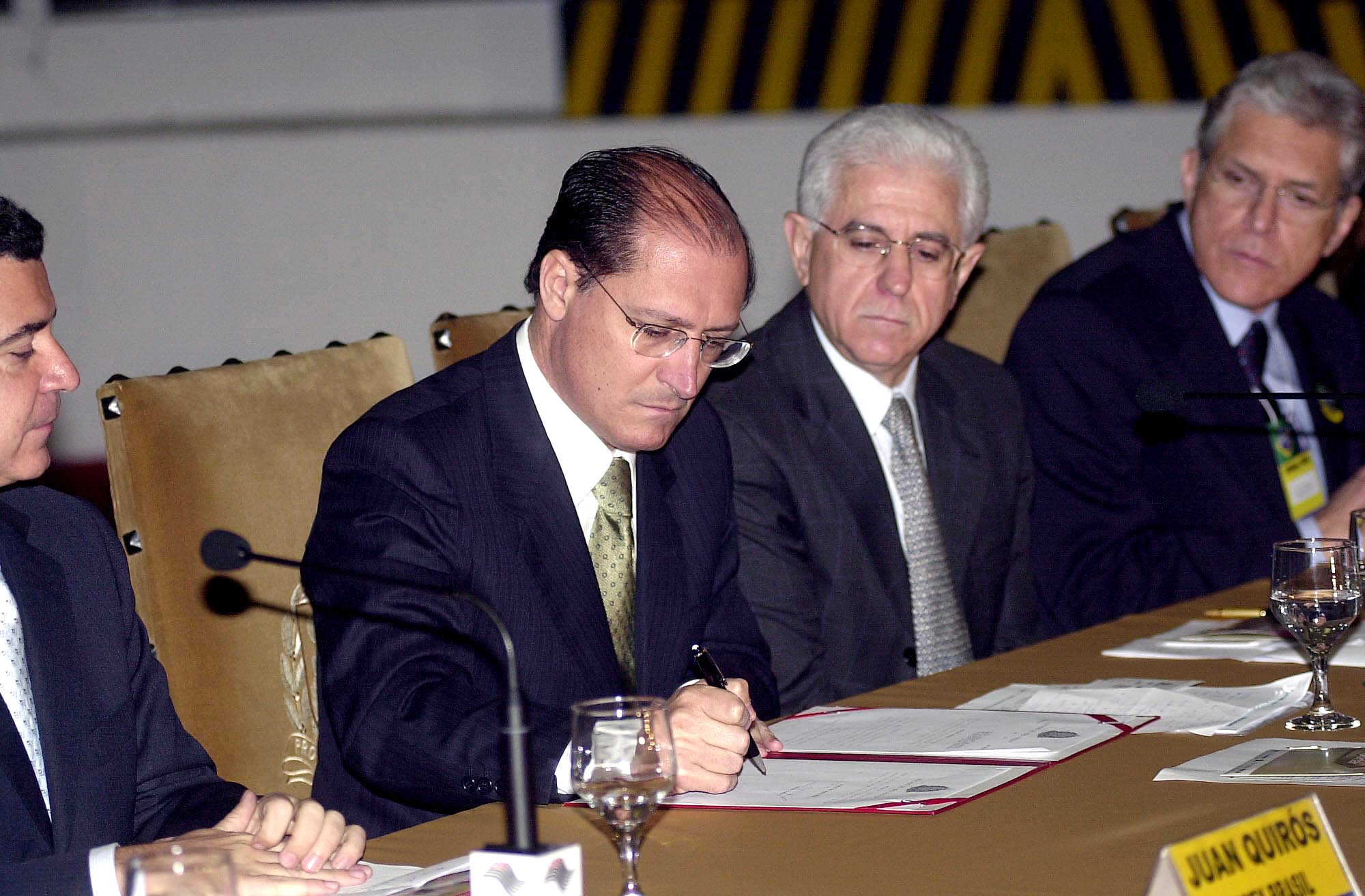 Governador Geraldo Alckmin e deputado Sidney Beraldo, presidente da Assemblia Legislativa<a style='float:right;color:#ccc' href='https://www3.al.sp.gov.br/repositorio/noticia/hist/Beraldo21ago03.jpg' target=_blank><i class='bi bi-zoom-in'></i> Clique para ver a imagem </a>