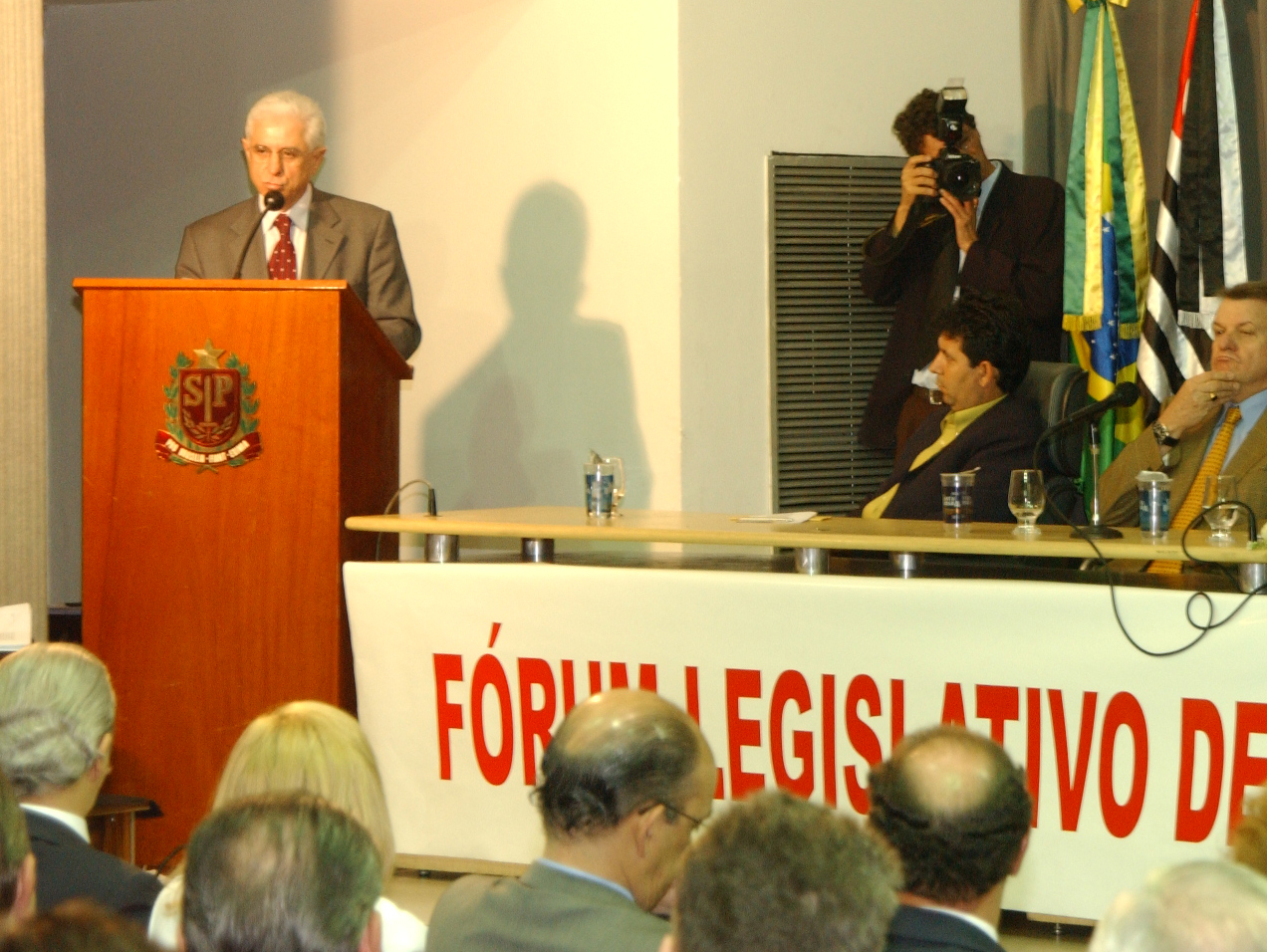 Presidente Sidney Beraldo discursa na tribuna do Frum <a style='float:right;color:#ccc' href='https://www3.al.sp.gov.br/repositorio/noticia/hist/BeraldoDiscurso.jpg' target=_blank><i class='bi bi-zoom-in'></i> Clique para ver a imagem </a>