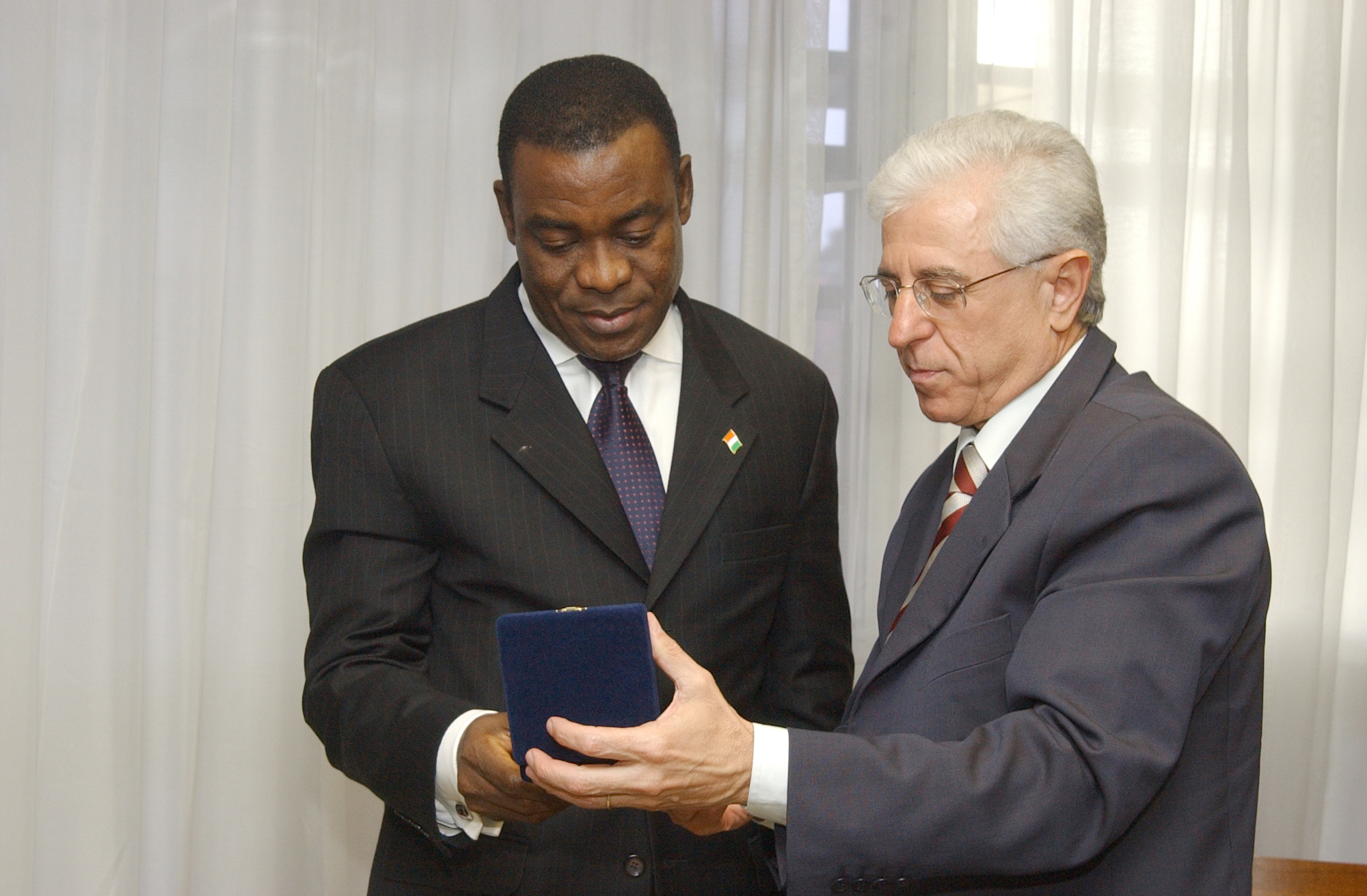 Pascal Guessan, primeiro ministro da Costa do Marfim e presidente Sidney Beraldo <a style='float:right;color:#ccc' href='https://www3.al.sp.gov.br/repositorio/noticia/hist/COSTAMARFIM.jpg' target=_blank><i class='bi bi-zoom-in'></i> Clique para ver a imagem </a>