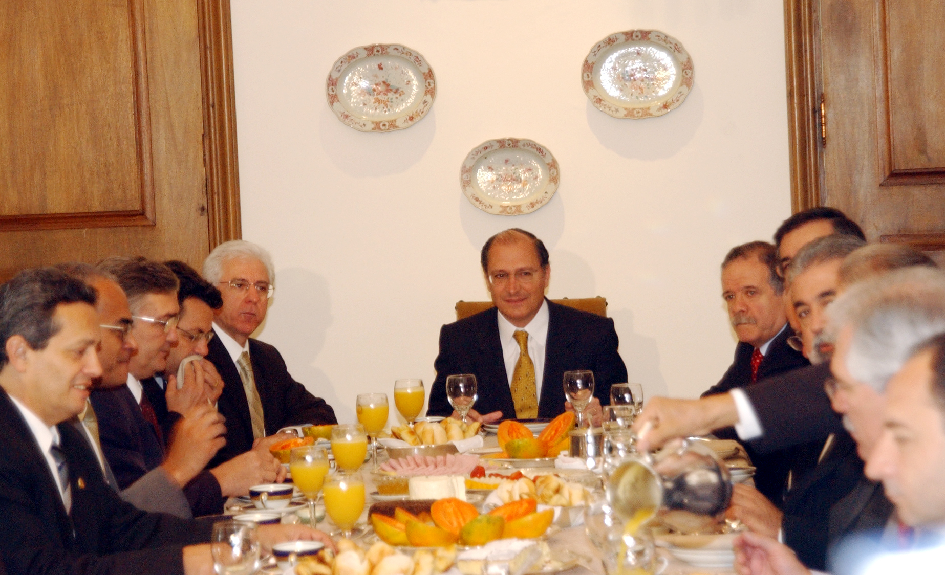 Governador Geraldo Alckmin (centro) recebe deputados e secretrios de Estado<a style='float:right;color:#ccc' href='https://www3.al.sp.gov.br/repositorio/noticia/hist/CafePalacio3.jpg' target=_blank><i class='bi bi-zoom-in'></i> Clique para ver a imagem </a>