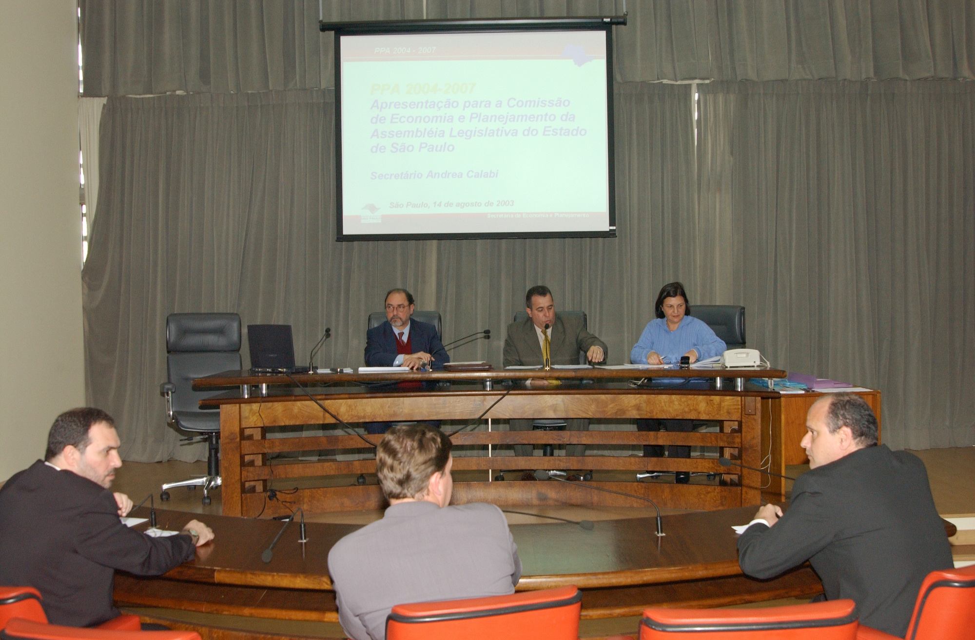 Deputados durante reunio que discutiu o PPA <a style='float:right;color:#ccc' href='https://www3.al.sp.gov.br/repositorio/noticia/hist/Comeco14ago03A.jpg' target=_blank><i class='bi bi-zoom-in'></i> Clique para ver a imagem </a>