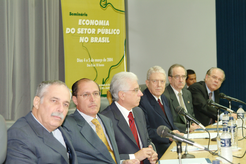 Governador Geraldo Alckmin (segundo  esquerda) na abertura do seminrio Economia do Setor Pblico no Brasil e o presidente da Assemblia Legislativa, deputado Sidney Beraldo (terceiro  esquerda).<a style='float:right;color:#ccc' href='https://www3.al.sp.gov.br/repositorio/noticia/hist/EcoSetPub_Marco1.jpg' target=_blank><i class='bi bi-zoom-in'></i> Clique para ver a imagem </a>