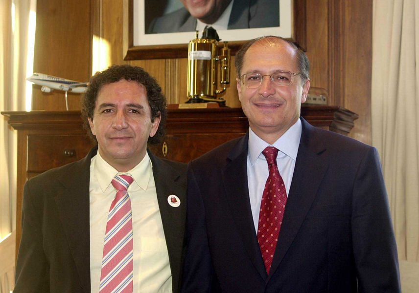 Deputado Gilson de Souza e governador Geraldo Alckmin <a style='float:right;color:#ccc' href='https://www3.al.sp.gov.br/repositorio/noticia/hist/GilsonGov.jpg' target=_blank><i class='bi bi-zoom-in'></i> Clique para ver a imagem </a>