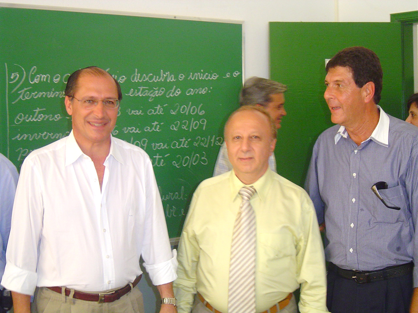 Governador Geraldo Alckmin, deputado Paulo Neme e prefeito de Areias<a style='float:right;color:#ccc' href='https://www3.al.sp.gov.br/repositorio/noticia/hist/GovNemePrefAreias.jpg' target=_blank><i class='bi bi-zoom-in'></i> Clique para ver a imagem </a>