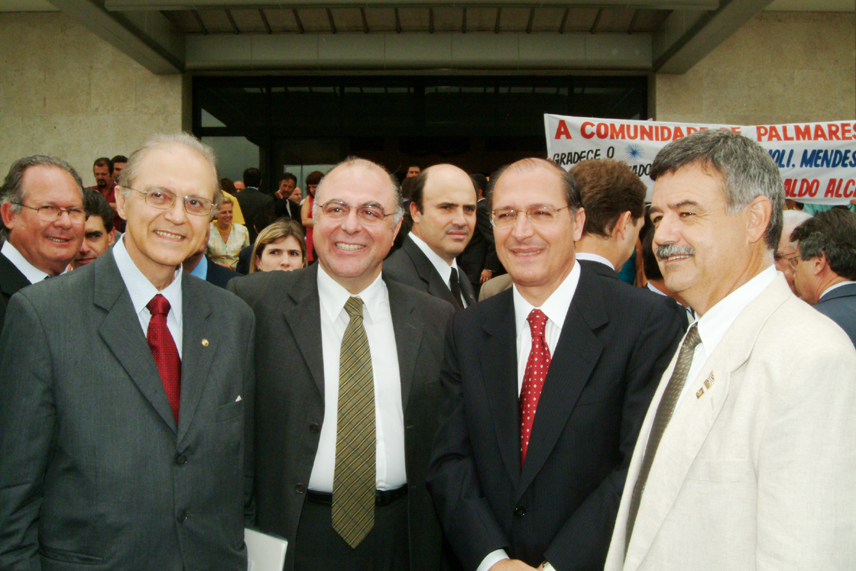 Ao centro deputado Arnaldo Jardim e governador Geraldo Alckmin <a style='float:right;color:#ccc' href='https://www3.al.sp.gov.br/repositorio/noticia/hist/ICMS_REDUCAO2.jpg' target=_blank><i class='bi bi-zoom-in'></i> Clique para ver a imagem </a>