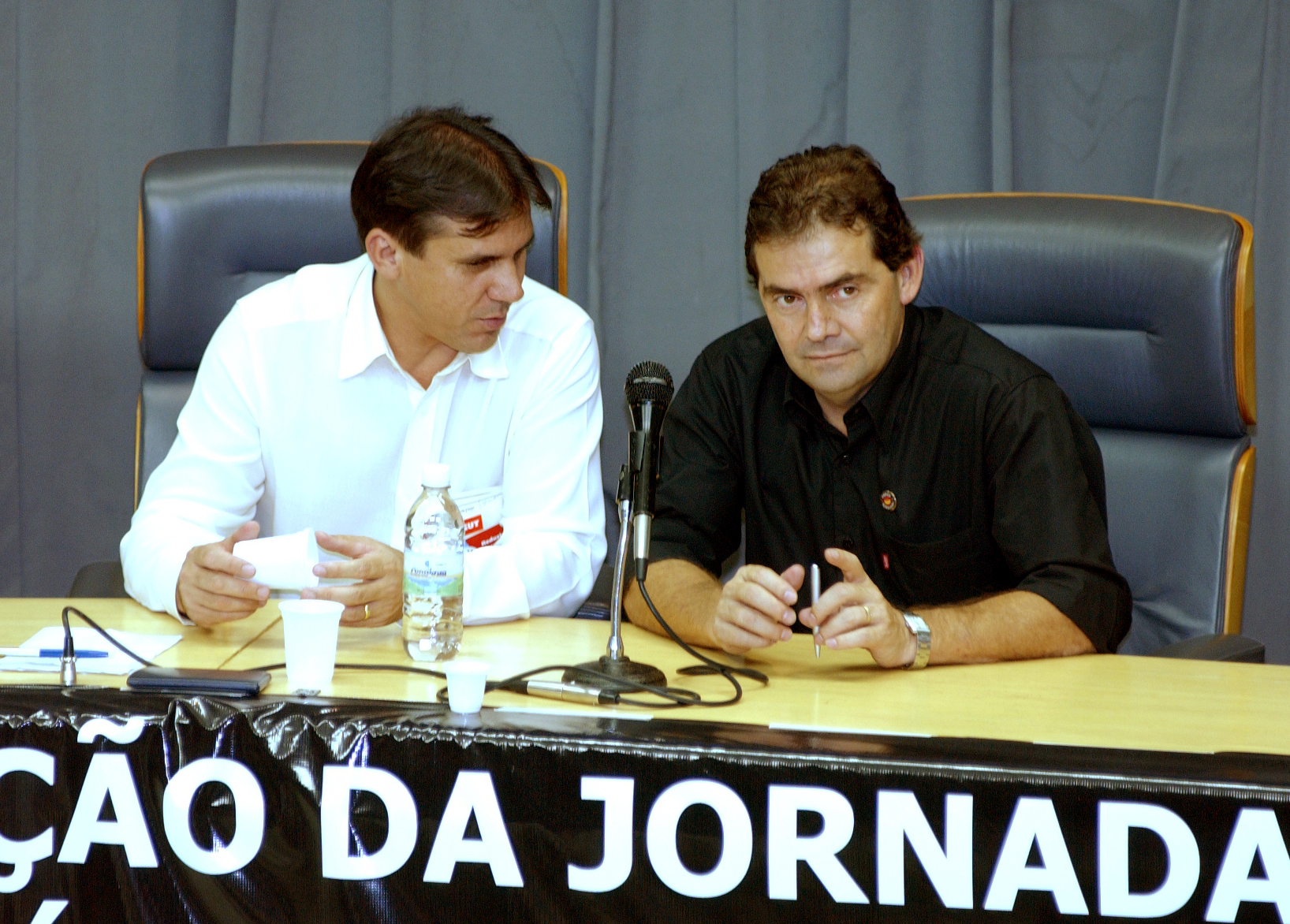 Luiz Marinho, da CUT(  esquerda) e Paulo Pereira da Silva, da Fora Sindical 
 <a style='float:right;color:#ccc' href='https://www3.al.sp.gov.br/repositorio/noticia/hist/JornadaA12mar04.jpg' target=_blank><i class='bi bi-zoom-in'></i> Clique para ver a imagem </a>