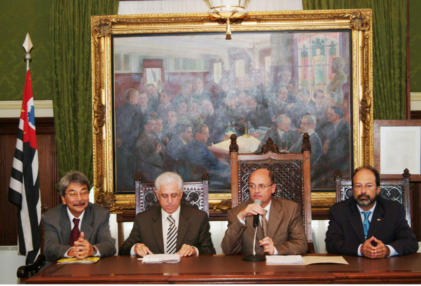 Mesa do Congresso da Faculdade de Medicina da USP, com a presena do presidente da Assemblia, deputado Sidney Beraldo (segundo  esquerda) e do diretor do HC, Jos Manuel (ao microfone)<a style='float:right;color:#ccc' href='https://www3.al.sp.gov.br/repositorio/noticia/hist/Med1.jpg' target=_blank><i class='bi bi-zoom-in'></i> Clique para ver a imagem </a>