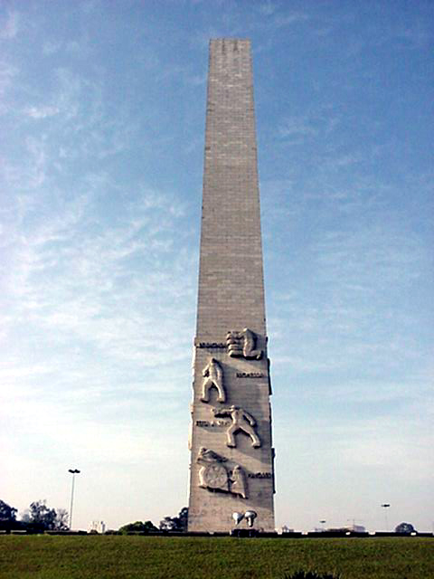 A altura do Obelisco, da base at o topo,  de 72 metros<a style='float:right;color:#ccc' href='https://www3.al.sp.gov.br/repositorio/noticia/hist/Obelisco.jpg' target=_blank><i class='bi bi-zoom-in'></i> Clique para ver a imagem </a>