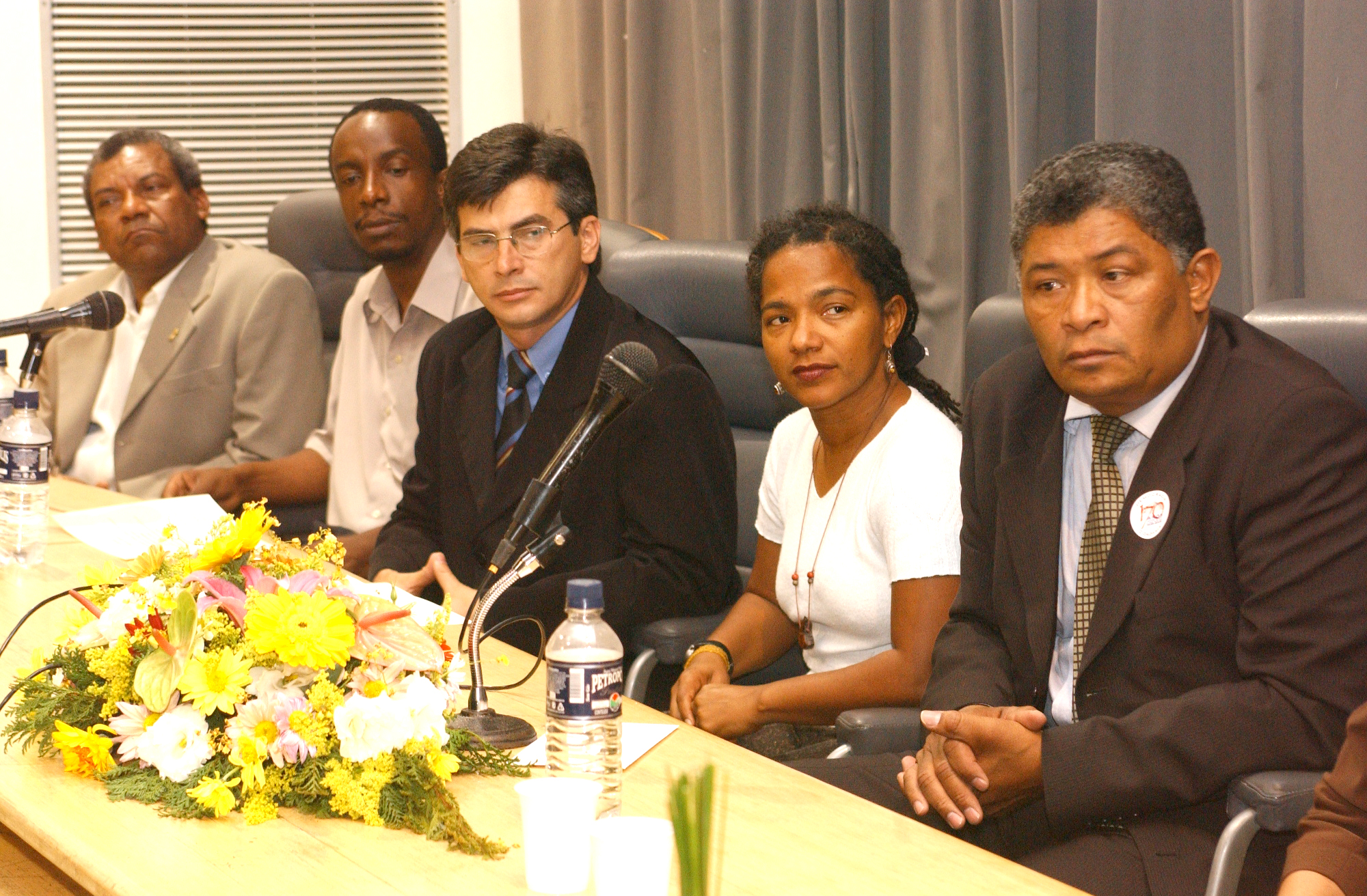 Seminário Herança e Cultura do Povo Africano no Brasil, coordenado pelo deputado Simão Pedro (ao centro)<a style='float:right;color:#ccc' href='https://www3.al.sp.gov.br/repositorio/noticia/hist/afrotd4.jpg' target=_blank><i class='bi bi-zoom-in'></i> Clique para ver a imagem </a>
