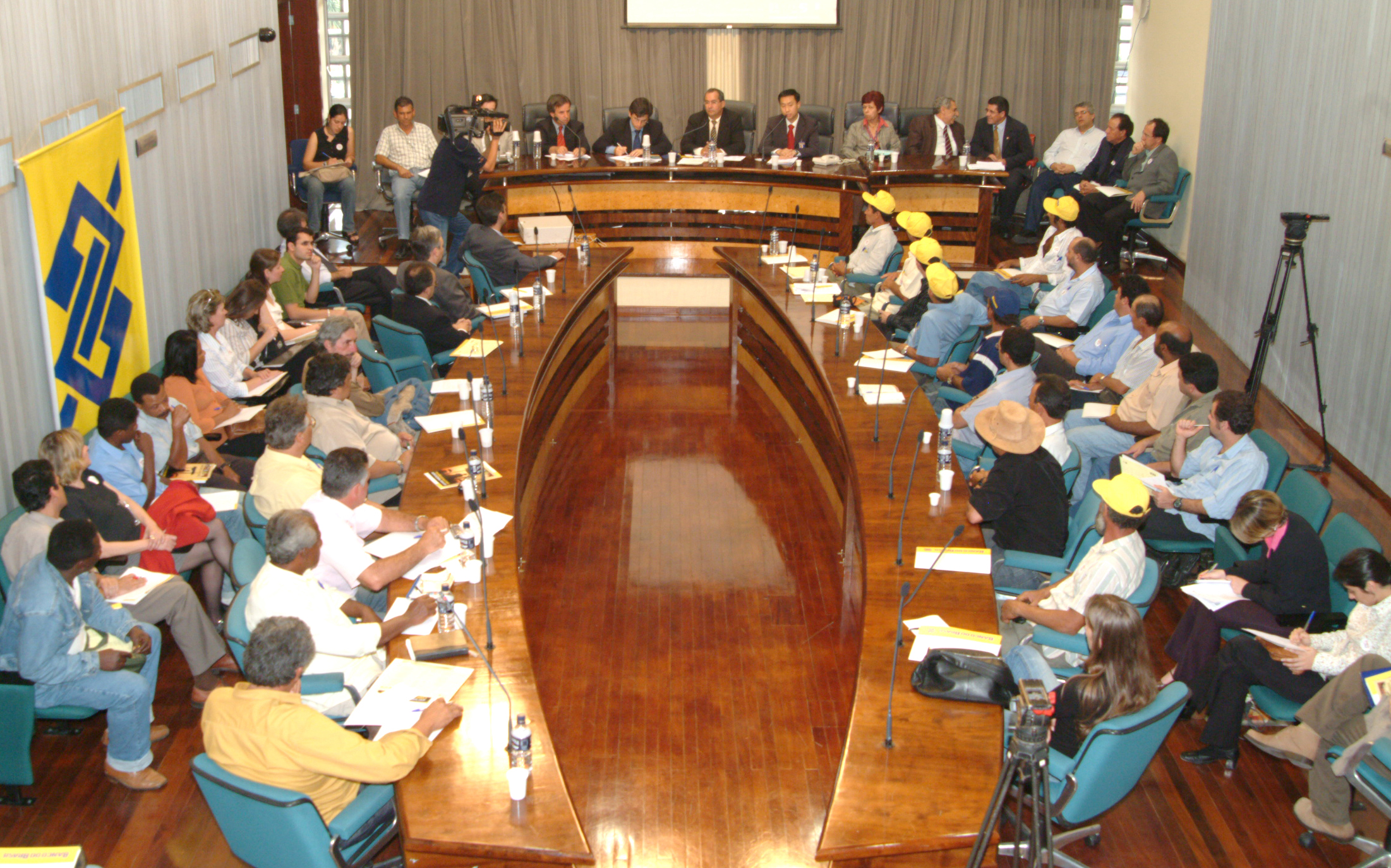 Reunio da Comisso de Agricultura e Pecuria da Assemblia Legislativa<a style='float:right;color:#ccc' href='https://www3.al.sp.gov.br/repositorio/noticia/hist/agricpubl.jpg' target=_blank><i class='bi bi-zoom-in'></i> Clique para ver a imagem </a>