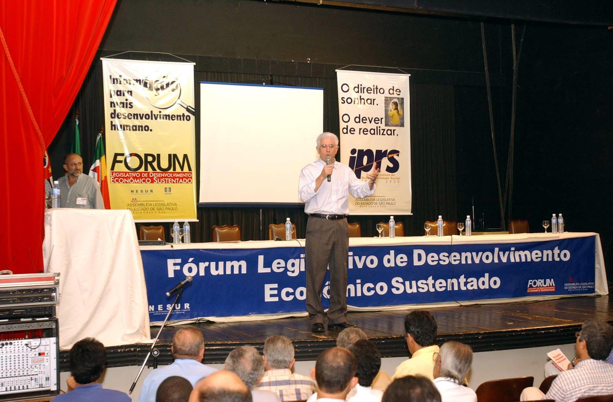 Presidente Sidney Beraldo abre trabalhos do Frum Legislativo de Desenvolvimento Econmico Sustentado em Barretos<a style='float:right;color:#ccc' href='https://www3.al.sp.gov.br/repositorio/noticia/hist/barretos281003.jpg' target=_blank><i class='bi bi-zoom-in'></i> Clique para ver a imagem </a>