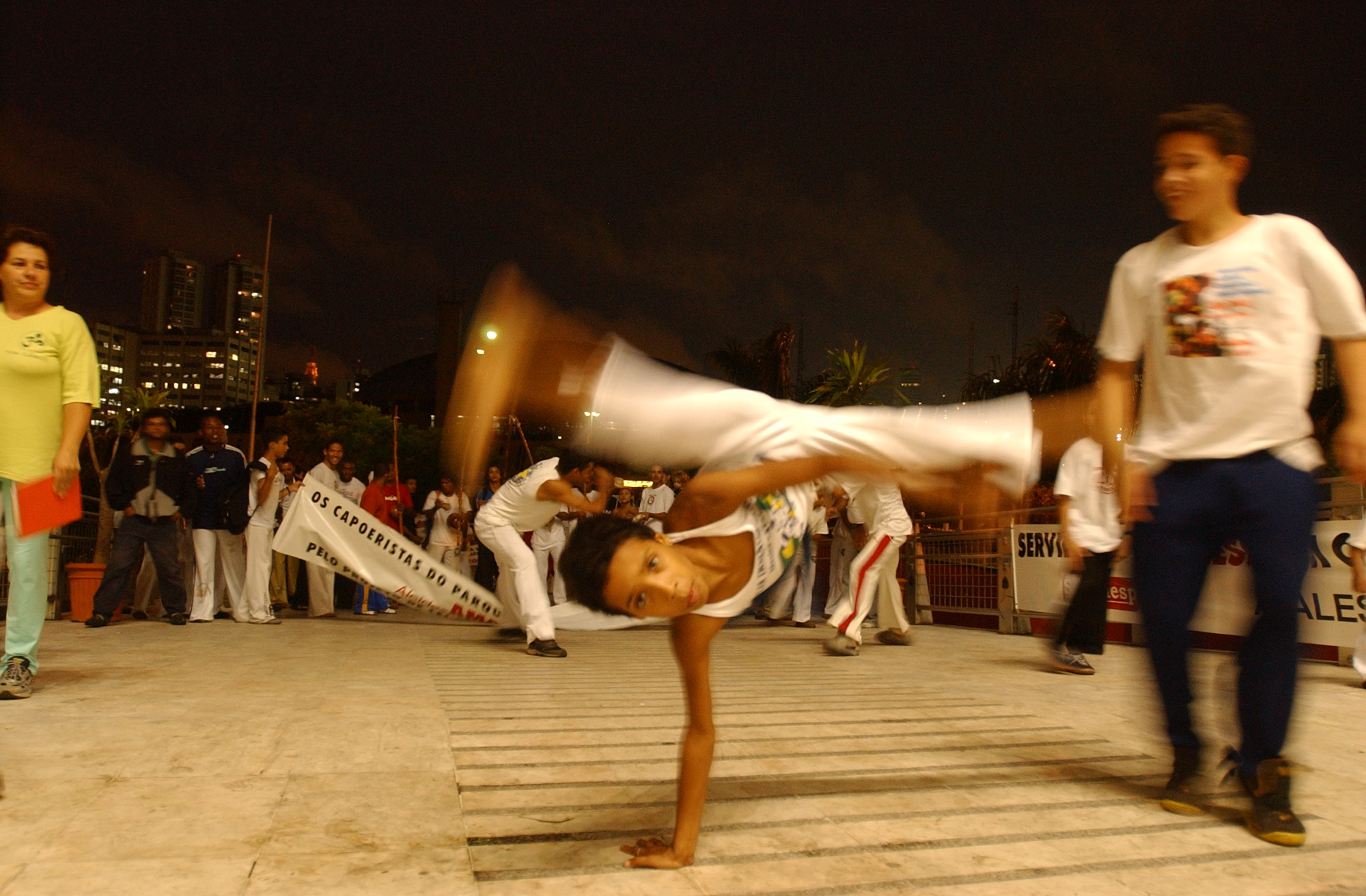 Apresentao de capoeira<a style='float:right;color:#ccc' href='https://www3.al.sp.gov.br/repositorio/noticia/hist/capoeiraA12mar04.jpg' target=_blank><i class='bi bi-zoom-in'></i> Clique para ver a imagem </a>
