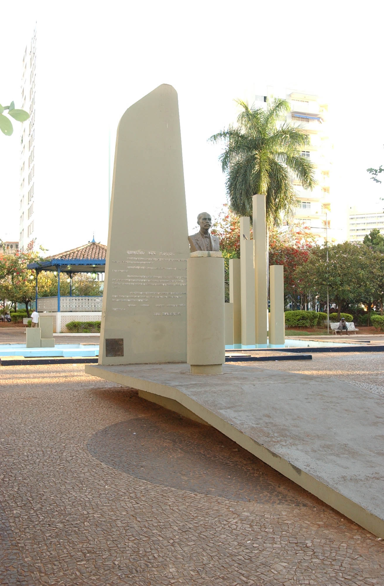 Monumento em Araatuba homenageia Rui Barbosa<a style='float:right;color:#ccc' href='https://www3.al.sp.gov.br/repositorio/noticia/hist/cidadearaca171003.jpg' target=_blank><i class='bi bi-zoom-in'></i> Clique para ver a imagem </a>