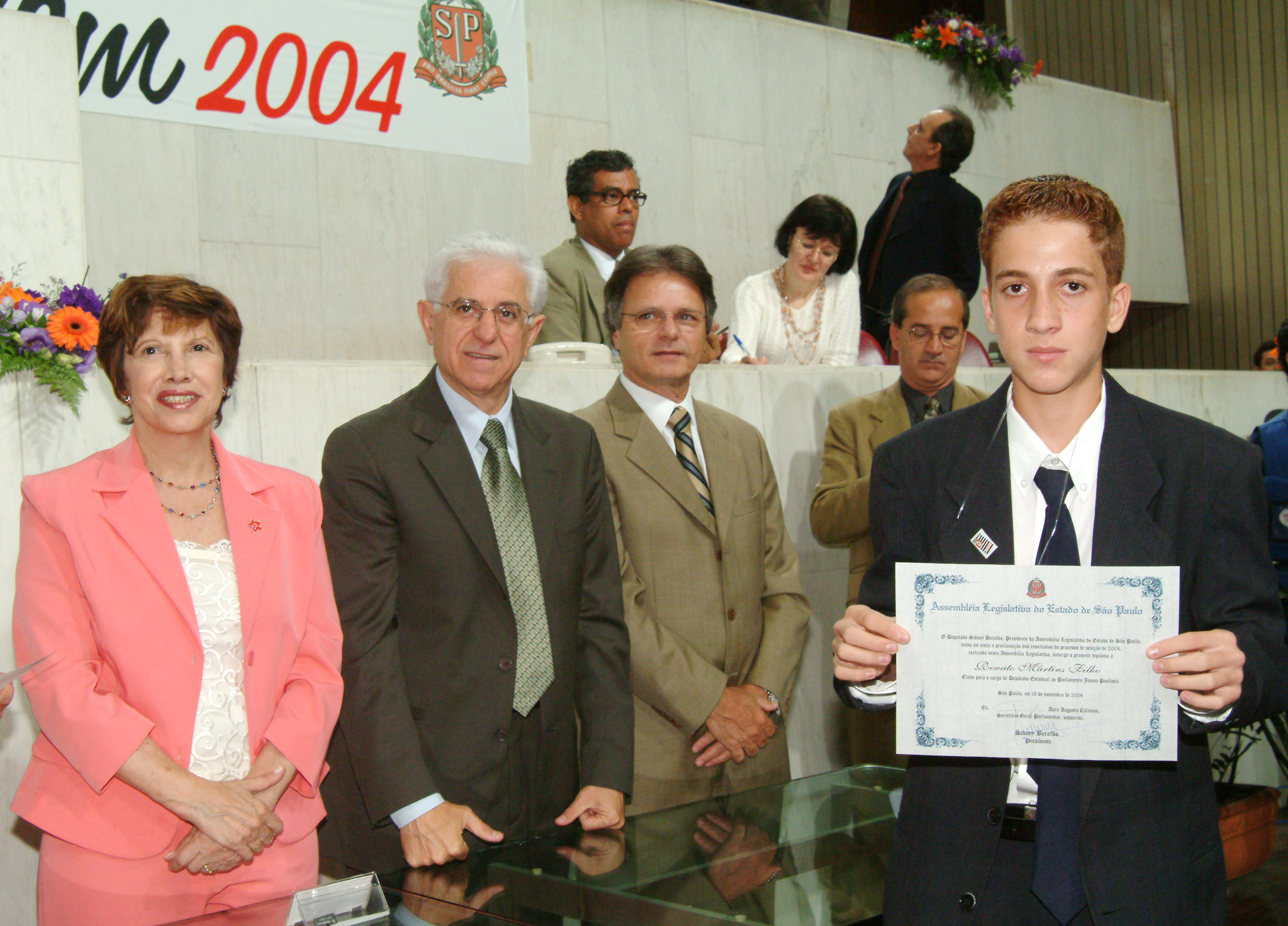 Maria Lcia Prandi, Sidney Beraldo, Vanderlei Macris e o Renato Martins Filho, deputado por um dia<a style='float:right;color:#ccc' href='https://www3.al.sp.gov.br/repositorio/noticia/hist/diplomandoA.jpg' target=_blank><i class='bi bi-zoom-in'></i> Clique para ver a imagem </a>