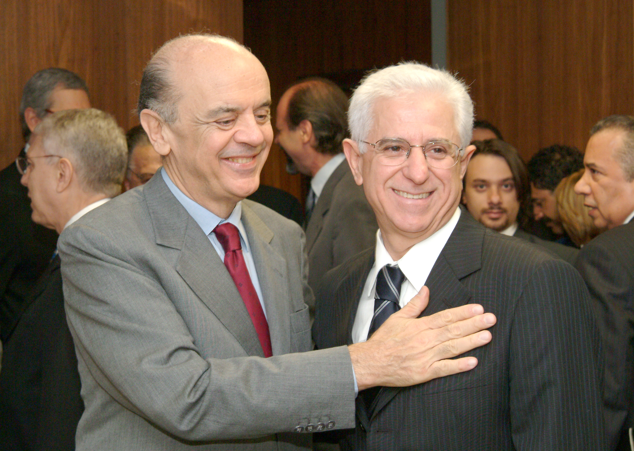 Jos Serra e deputado Sidney Beraldo, presidente da Assemblia Legislativa <a style='float:right;color:#ccc' href='https://www3.al.sp.gov.br/repositorio/noticia/hist/diplserrapre.jpg' target=_blank><i class='bi bi-zoom-in'></i> Clique para ver a imagem </a>