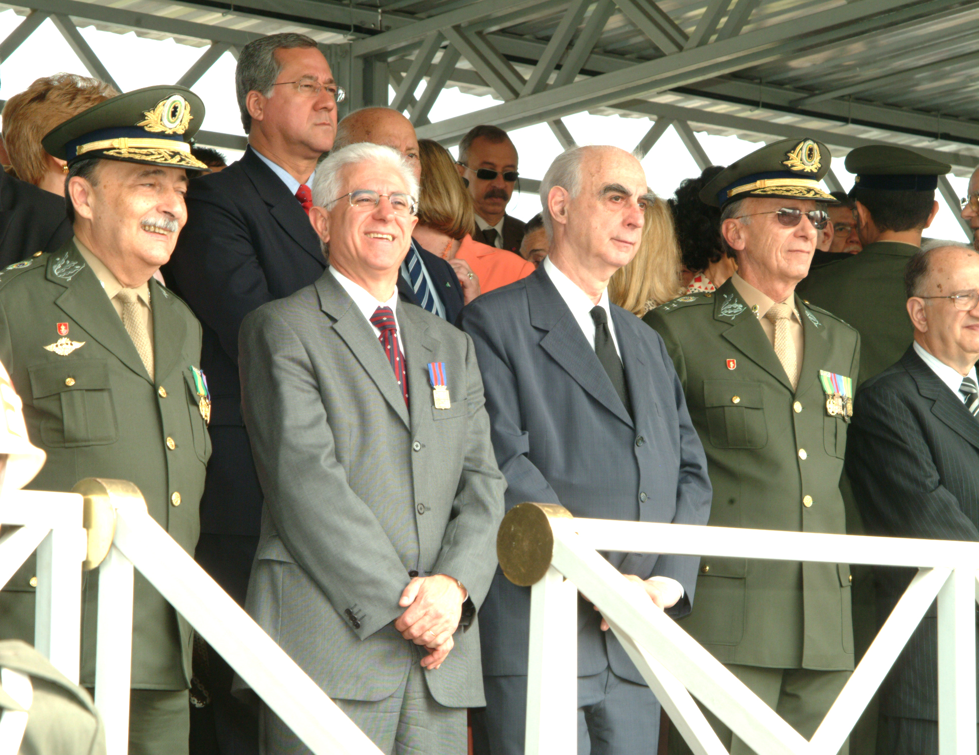Deputado Sidney Beraldo, presidente da Assemblia Legislativa de So Paulo (segundo esquerda) condecorado pelo Comando Militar do Sudeste com a Medalha do Pacificador<a style='float:right;color:#ccc' href='https://www3.al.sp.gov.br/repositorio/noticia/hist/exercito.jpg' target=_blank><i class='bi bi-zoom-in'></i> Clique para ver a imagem </a>
