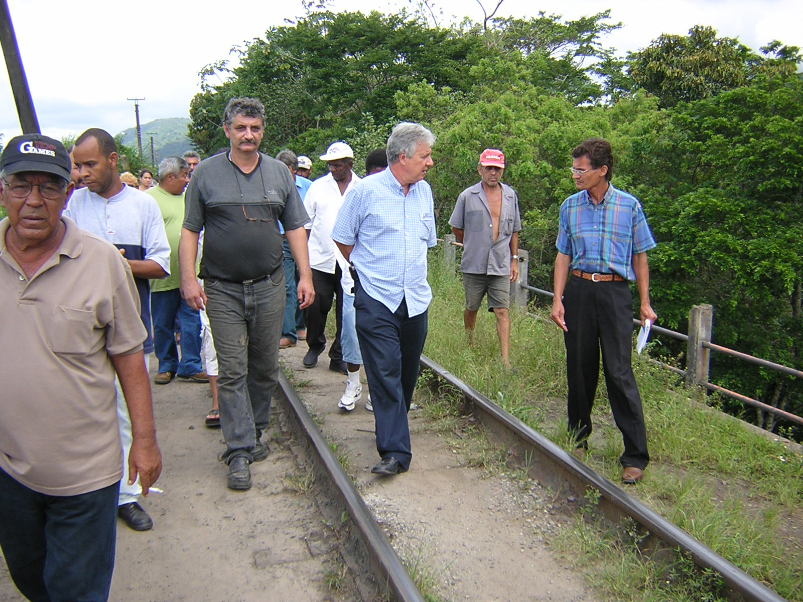 Deputado Fausto Figueira (entre os trilhos) com representantes da Brasil Ferrovias<a style='float:right;color:#ccc' href='https://www3.al.sp.gov.br/repositorio/noticia/hist/figueiraAcarauParatinga15mar04.jpg' target=_blank><i class='bi bi-zoom-in'></i> Clique para ver a imagem </a>
