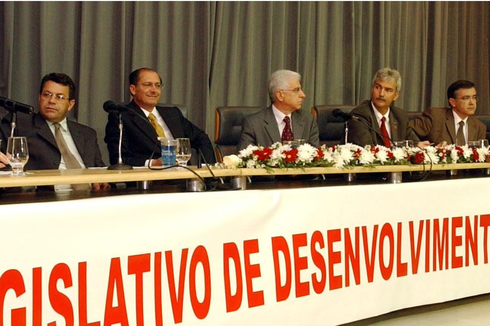Mesa diretora da Assemblia Legislativa e Governador Geraldo Alckmin<a style='float:right;color:#ccc' href='https://www3.al.sp.gov.br/repositorio/noticia/hist/forumE90903.jpg' target=_blank><i class='bi bi-zoom-in'></i> Clique para ver a imagem </a>