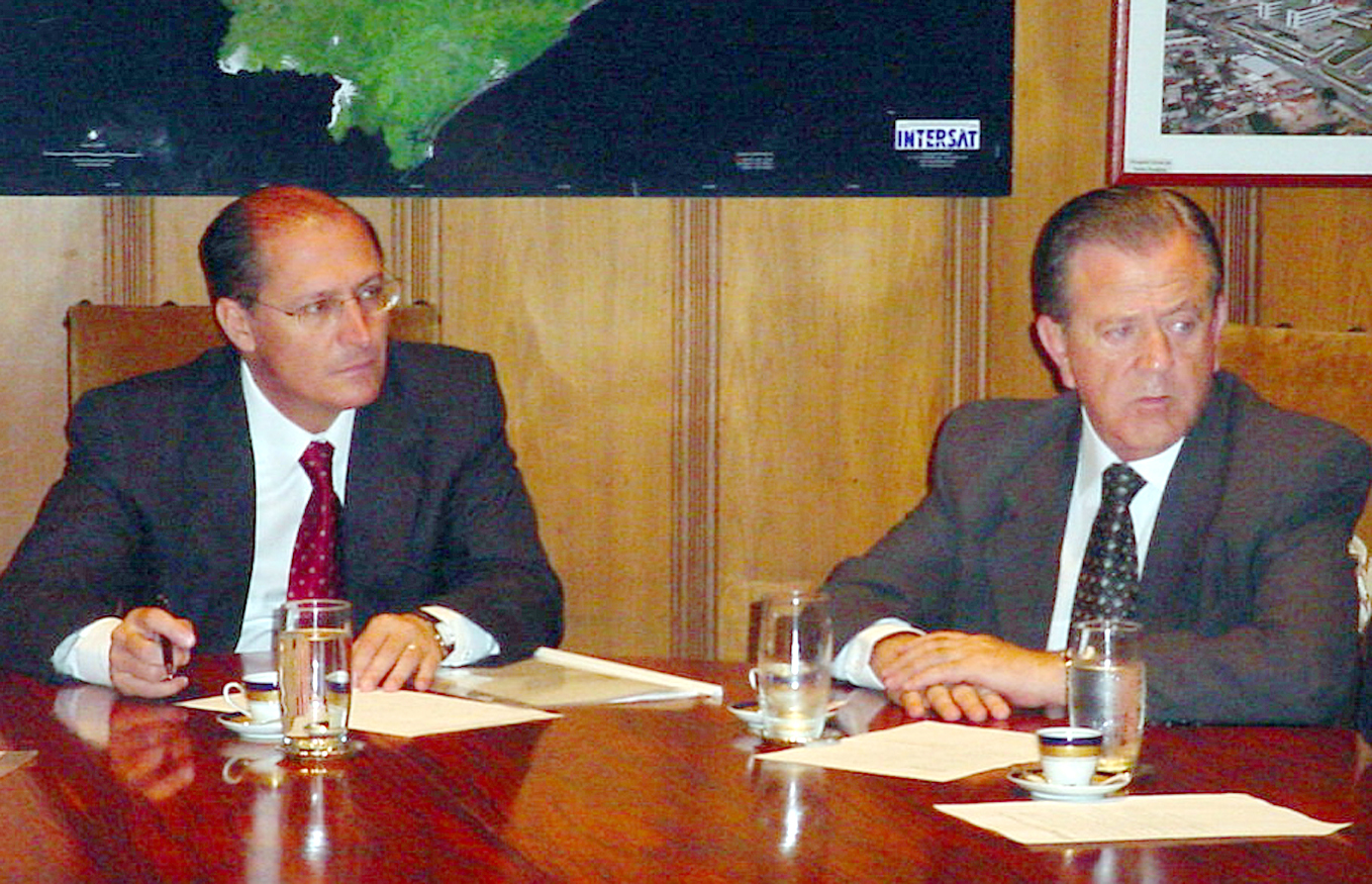 Governador Geraldo Alckmin e deputado Luiz Gonzaga Vieira<a style='float:right;color:#ccc' href='https://www3.al.sp.gov.br/repositorio/noticia/hist/gonzagavicultores4nov.jpg' target=_blank><i class='bi bi-zoom-in'></i> Clique para ver a imagem </a>