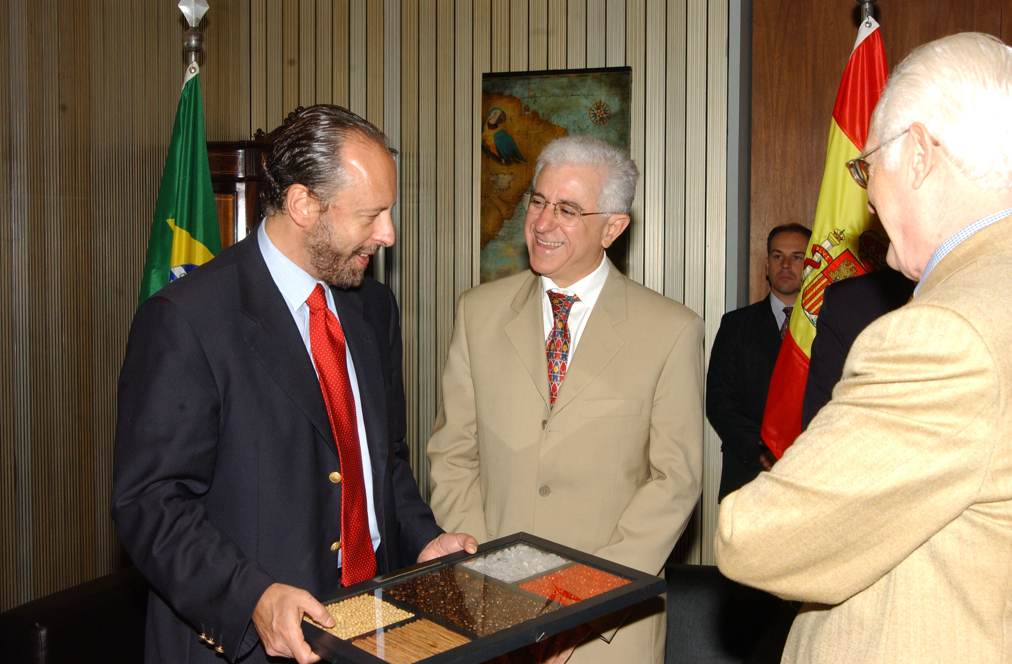 Senador espanhol Luis Manuel Fraga Egusquiaguirre  recebido pelo presidente Sidney Beraldo<a style='float:right;color:#ccc' href='https://www3.al.sp.gov.br/repositorio/noticia/hist/ibero1b.jpg' target=_blank><i class='bi bi-zoom-in'></i> Clique para ver a imagem </a>